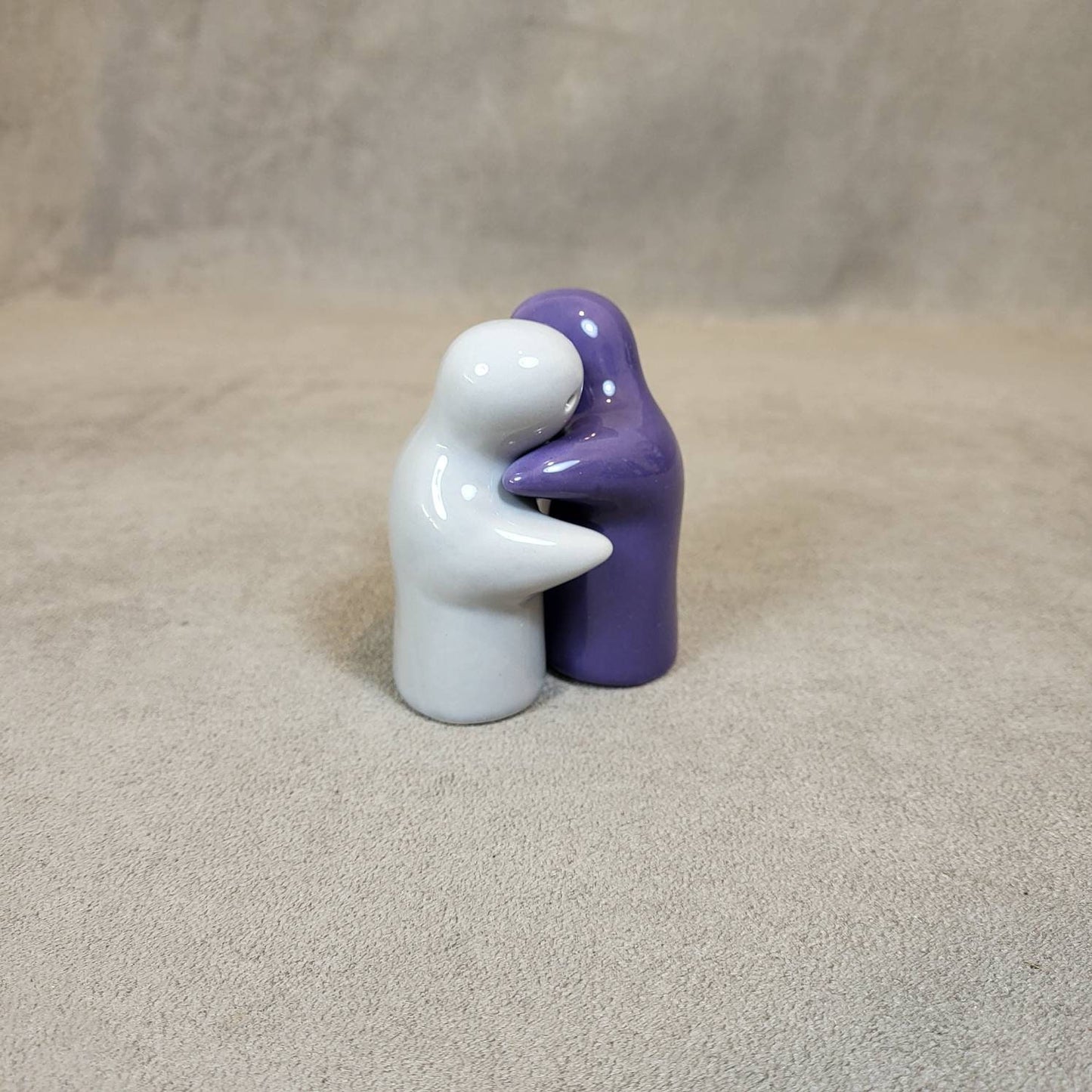 Salière et poivrier en céramique vintage "le couple qui s'enlace"