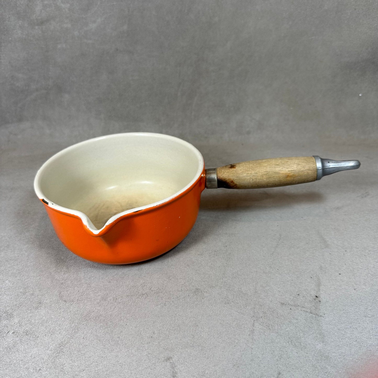 Vintage Le Creuset orange emaillierter Gusseisentopf mit Ausgießer und Holzgriff Vintage hergestellt in Frankreich 1970