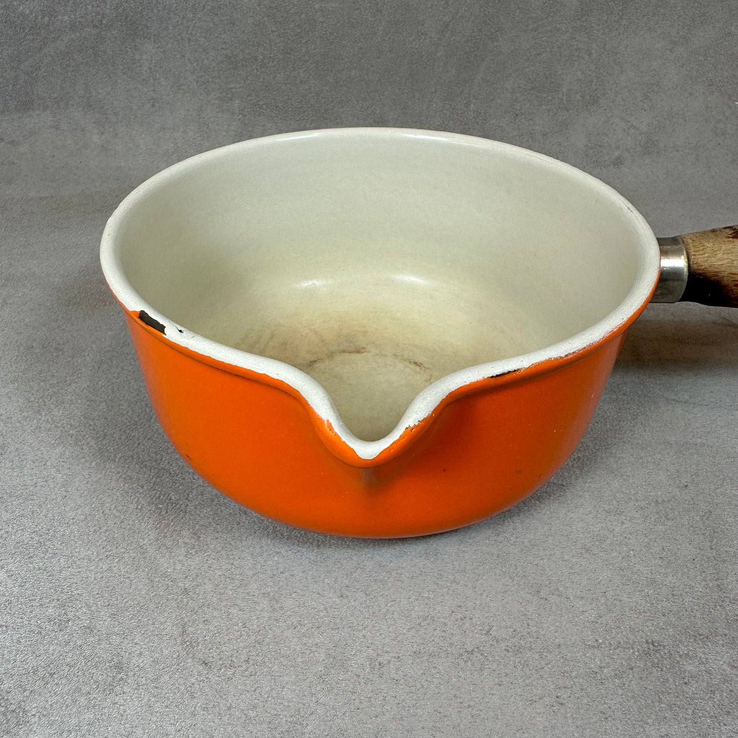 Vintage Le Creuset orange emaillierter Gusseisentopf mit Ausgießer und Holzgriff Vintage hergestellt in Frankreich 1970