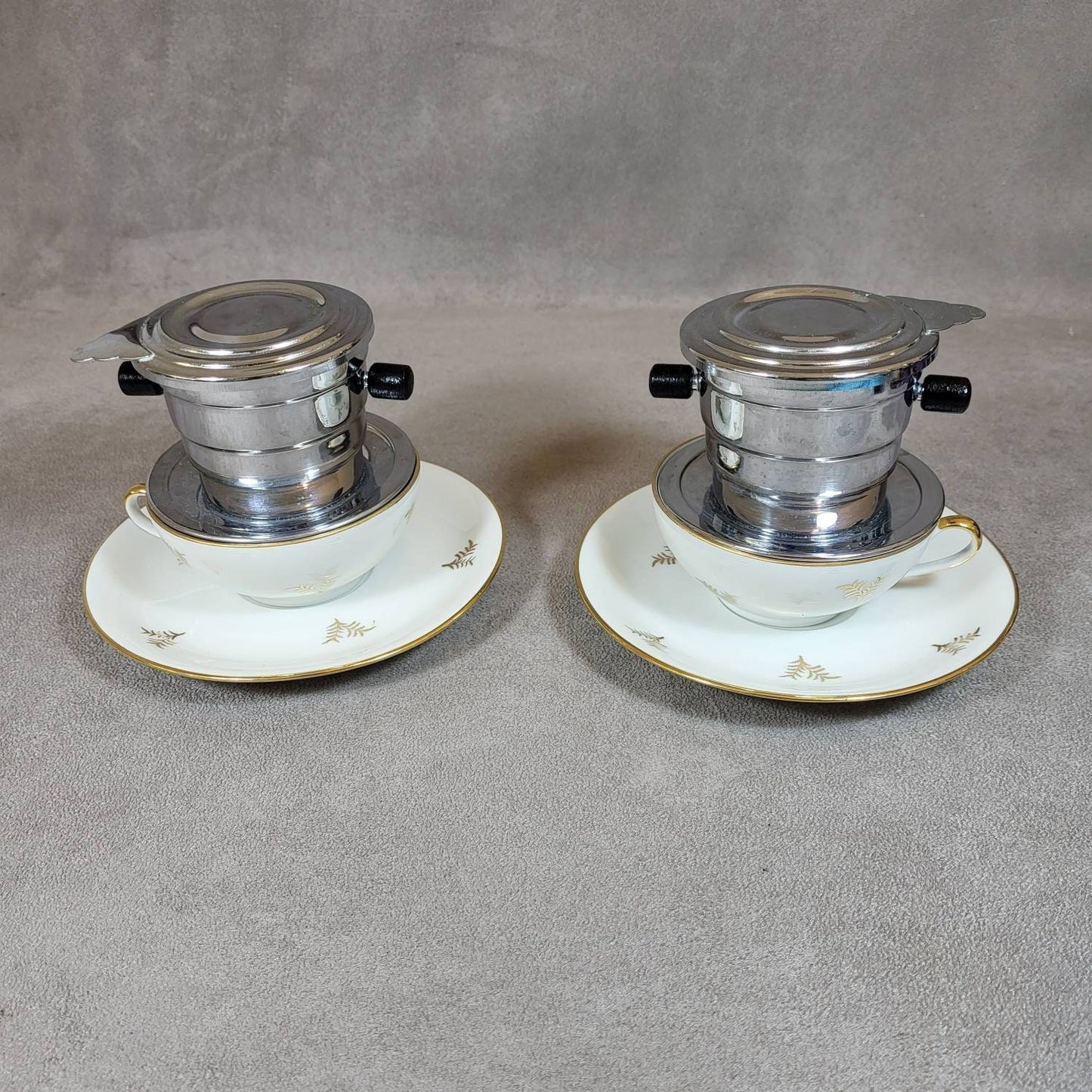 Set mit 2 Vintage-Kaffeefiltern aus massivem Edelstahl. Hergestellt in Frankreich 1970