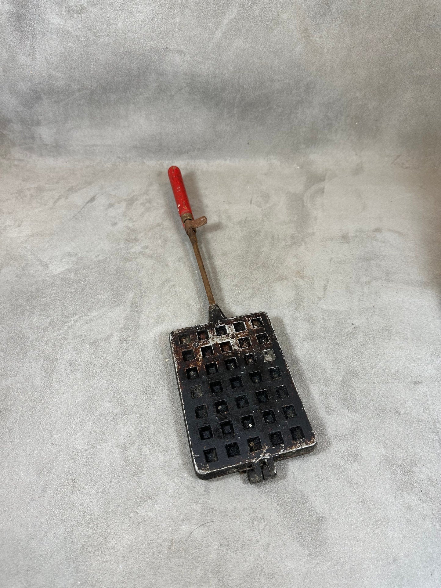 Appareil à gaufre CS vintage en métal et bois rouge Made in France Années 1970