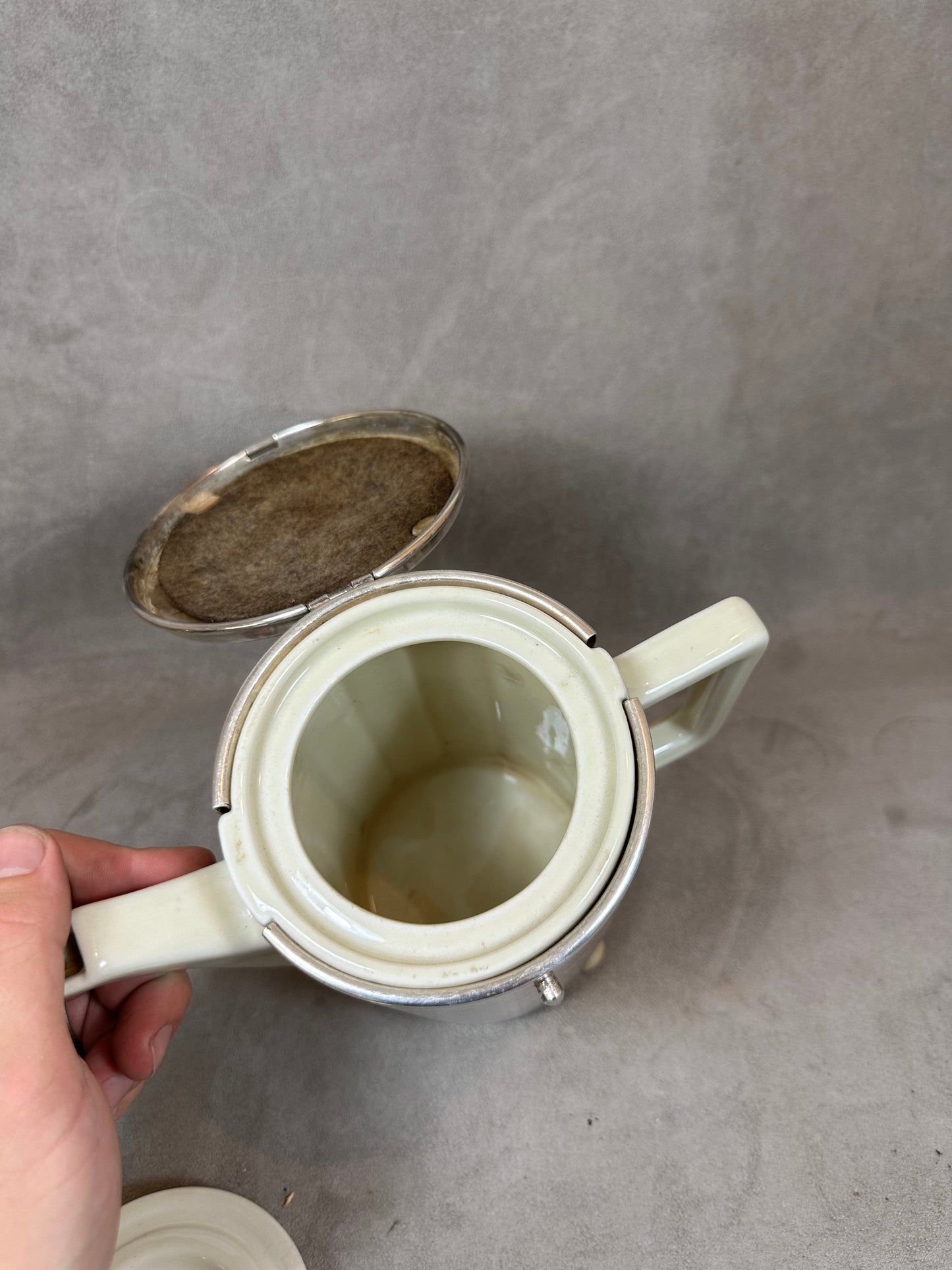 VERY RARE Cafetière Art Déco Bauhaus Hutschenreuther en métal martelé WMF Cozy 1 litre 1930