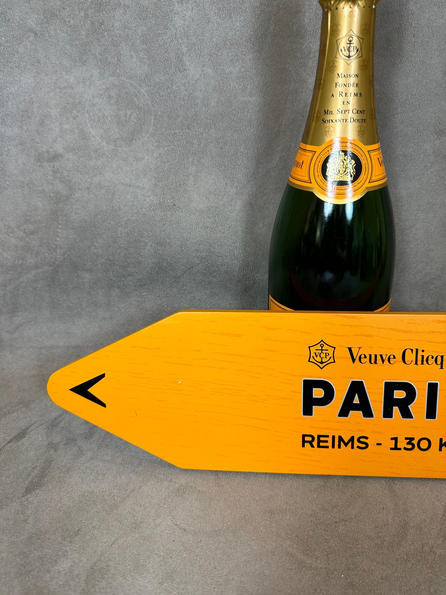 Veuve Clicquot panneau en bois forme de flèche Paris Année 1990