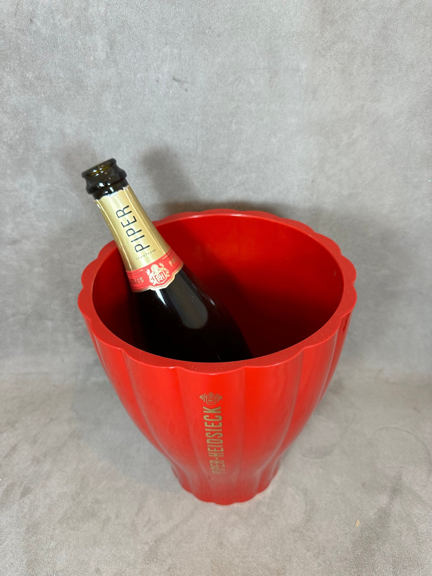 Seau à champagne en en plastique rouge Jaime Hayon design vintage Piper-Heidsieck  Années 1990