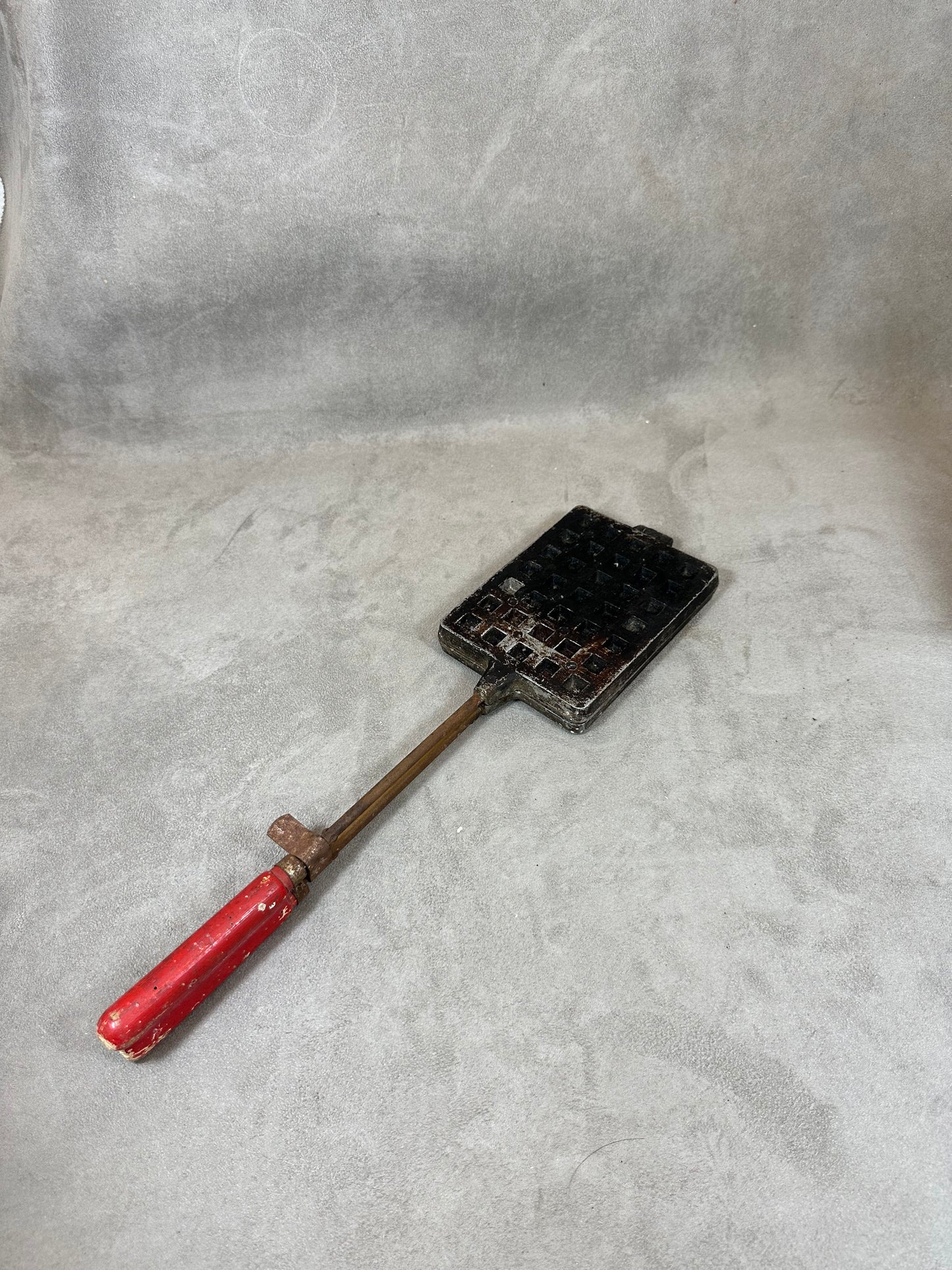 Appareil à gaufre CS vintage en métal et bois rouge Made in France Années 1970