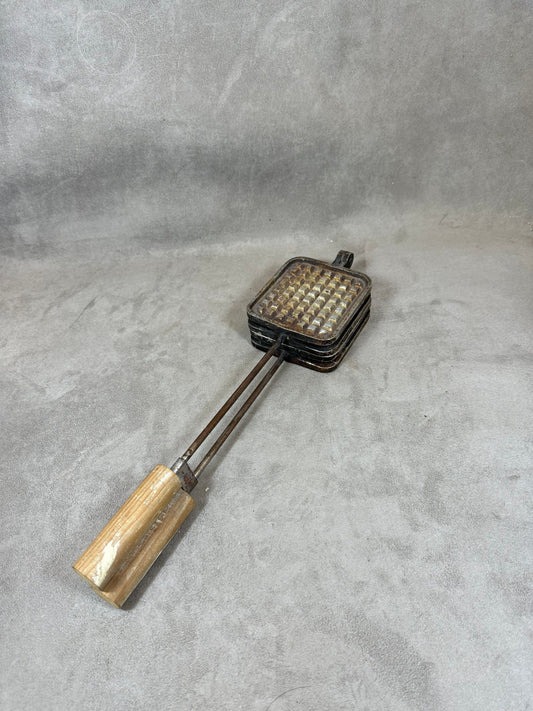 Appareil double à croque-monsieur et a gaufres  1 plaques en fonte d'aluminium avec poignées en bois Made in France 1970