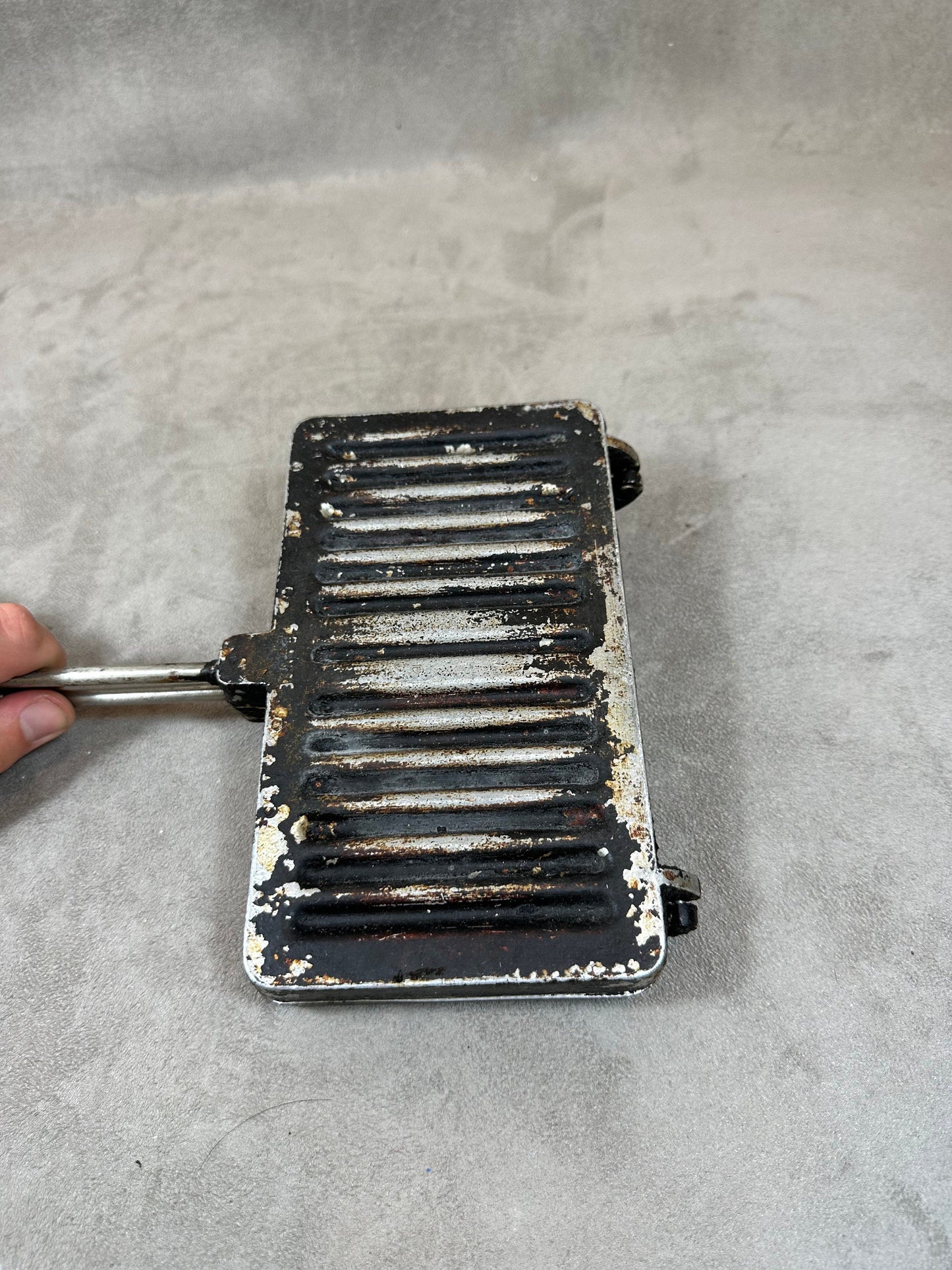 Appareil à croque-monsieur 2 plaques en fonte d'aluminium avec poignées en plastique noir toasteur Vintage Made in France 1970