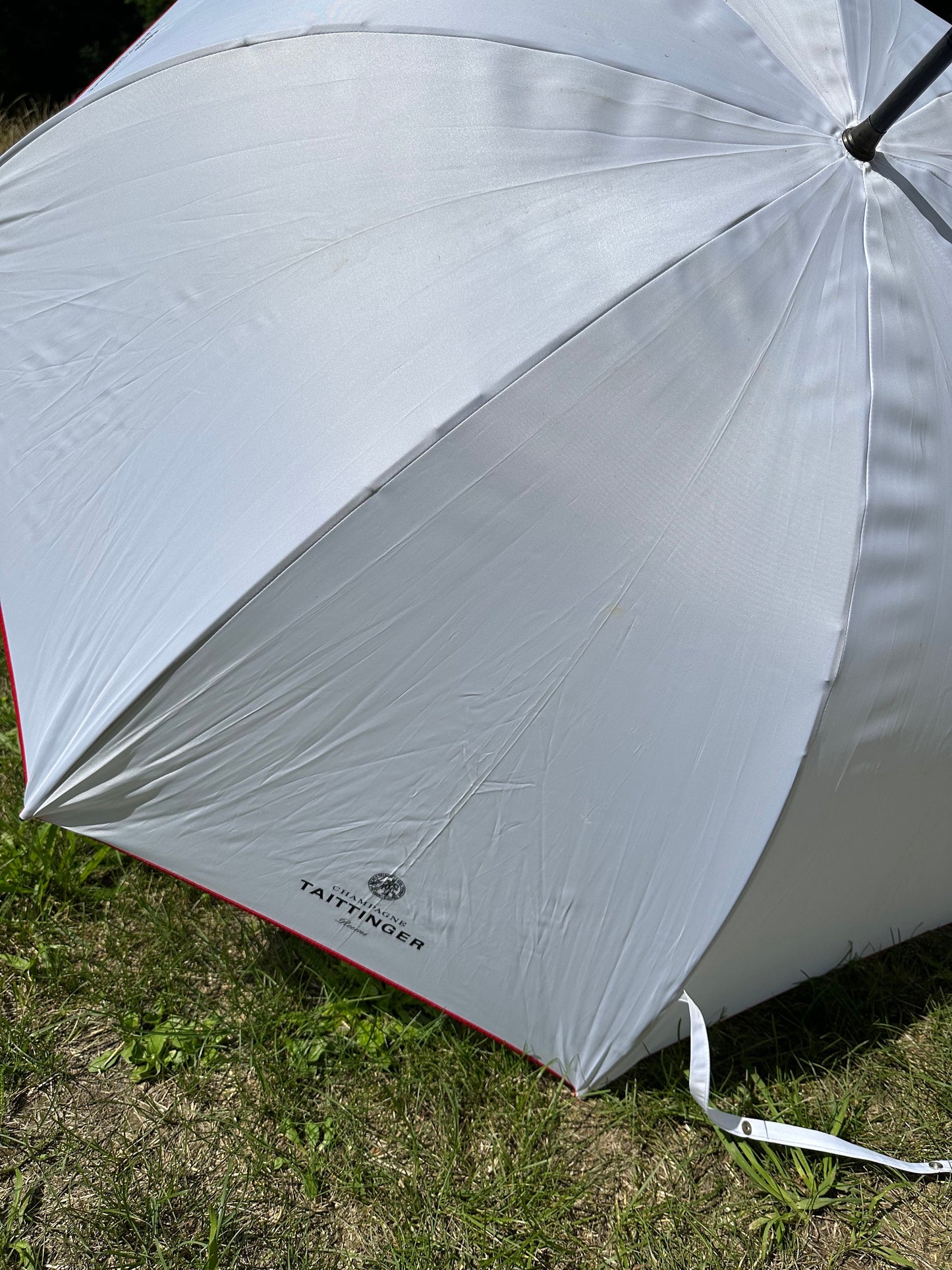 SELTENER Taittinger-Regenschirm aus weißem und rotem Vintage-Polyester. Hergestellt in Frankreich