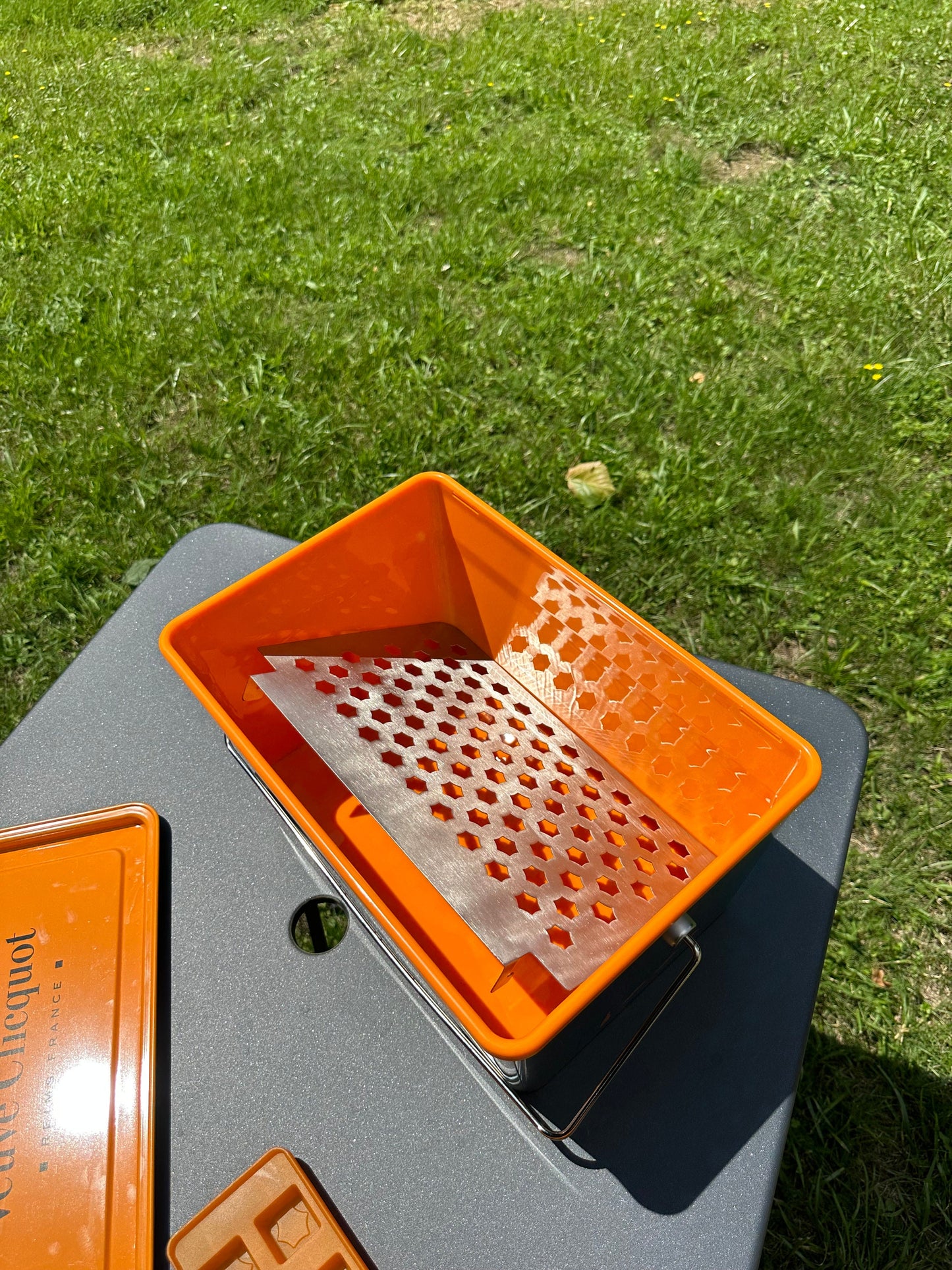 Veuve Clicquot Rich boite en forme de pot de peinture avec sa grille bac à glaçons couvercle plateau orange en metal vintage Années 1990