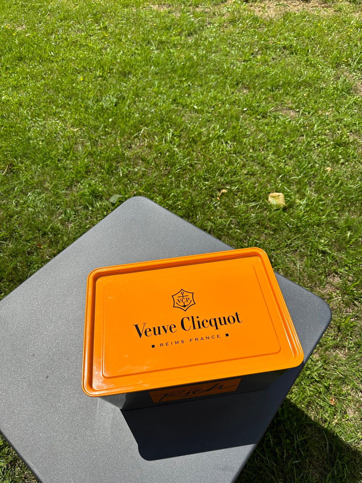 Veuve Clicquot Rich boite en forme de pot de peinture avec sa grille bac à glaçons couvercle plateau orange en metal vintage Années 1990