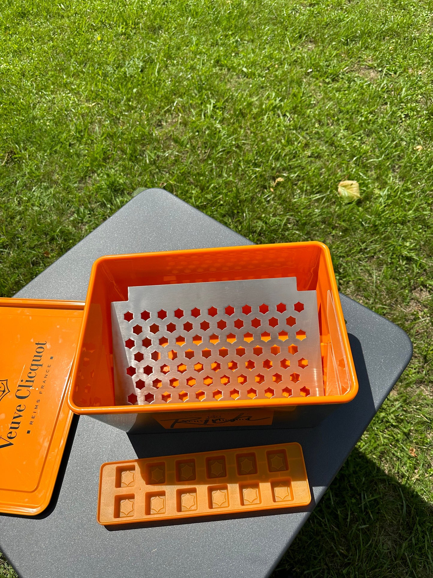 Veuve Clicquot Rich boite en forme de pot de peinture avec sa grille bac à glaçons couvercle plateau orange en metal vintage Années 1990