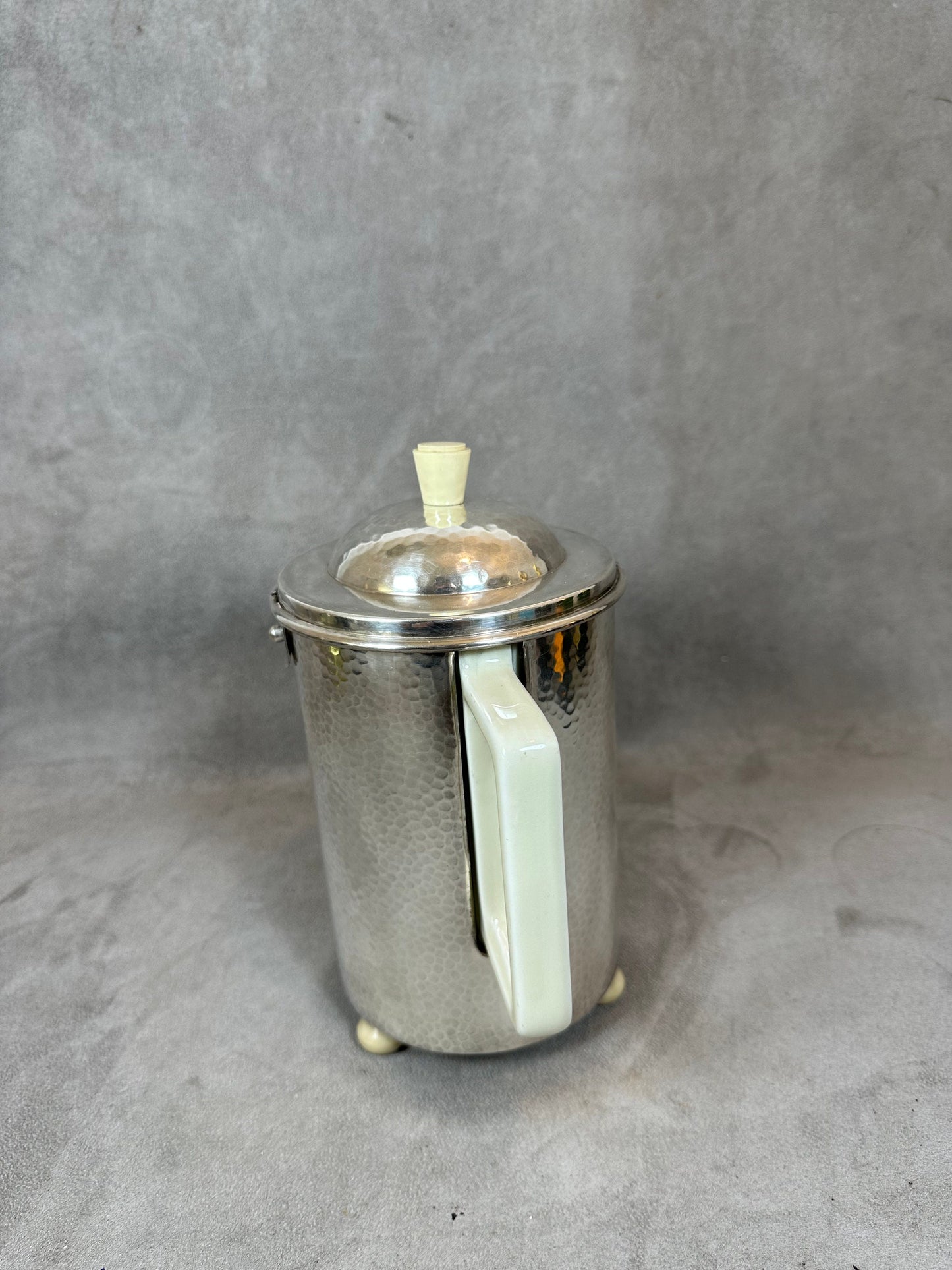 VERY RARE Cafetière Art Déco Bauhaus Hutschenreuther en métal martelé WMF Cozy 1 litre 1930