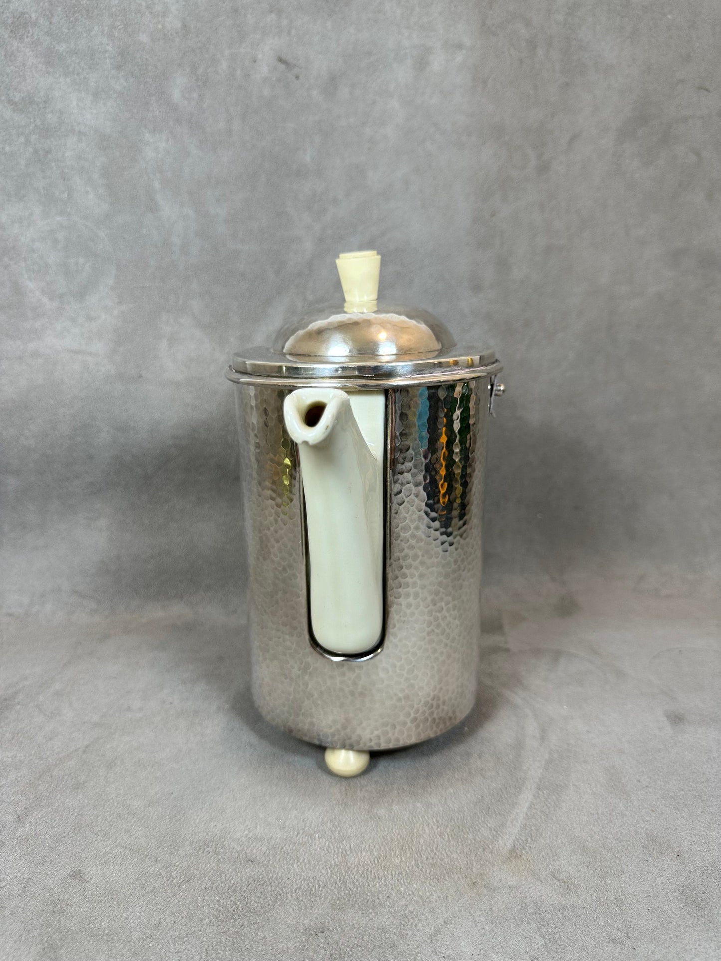 VERY RARE Cafetière Art Déco Bauhaus Hutschenreuther en métal martelé WMF Cozy 1 litre 1930