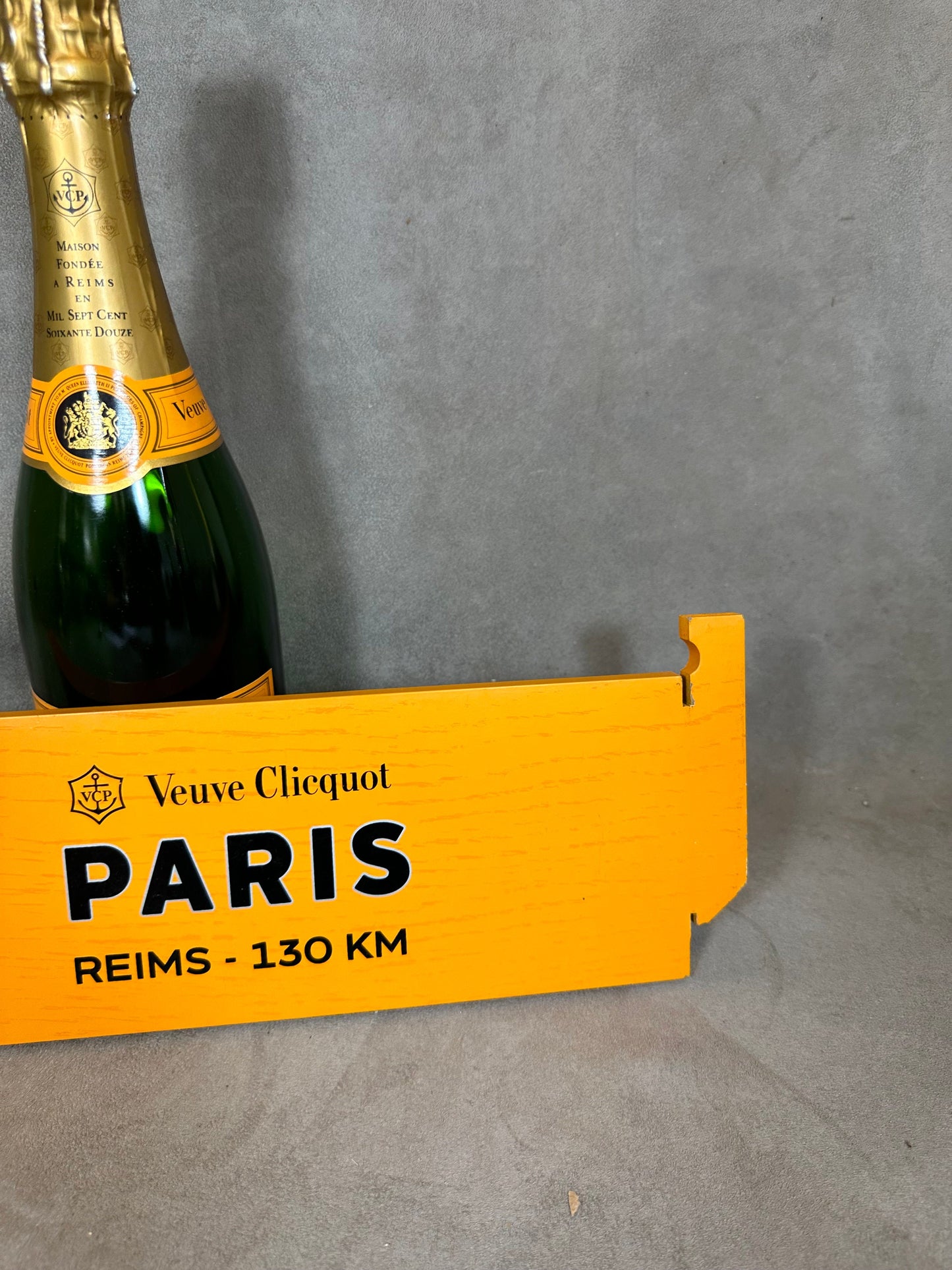 Veuve Clicquot panneau en bois forme de flèche Paris Année 1990