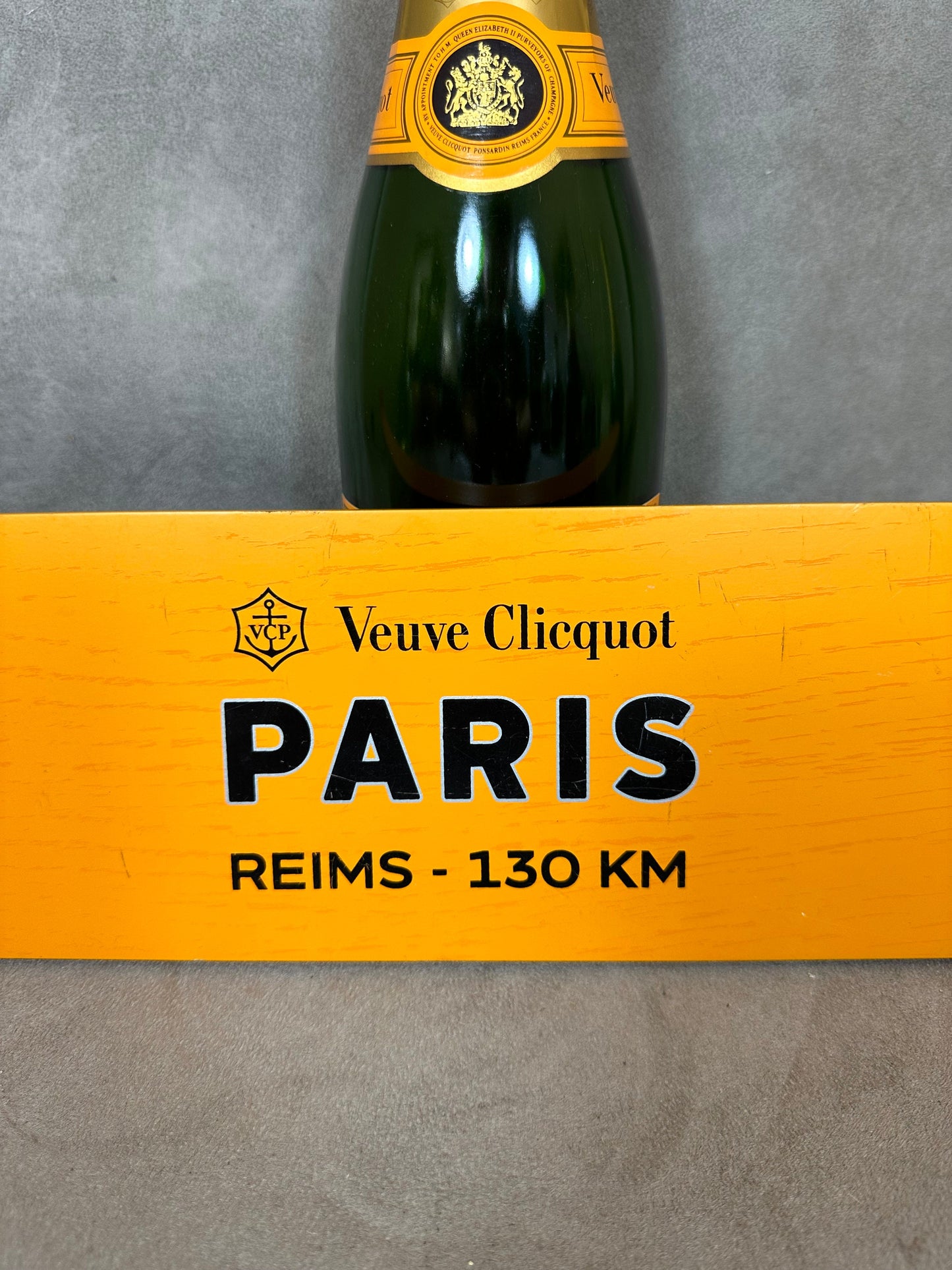 Veuve Clicquot panneau en bois forme de flèche Paris Année 1990