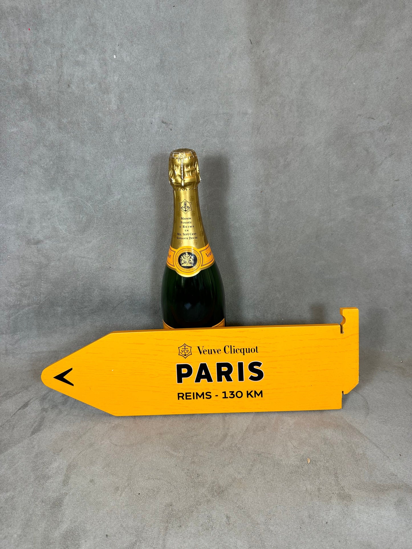 Veuve Clicquot Holzpfeilschild Paris Jahr 1990