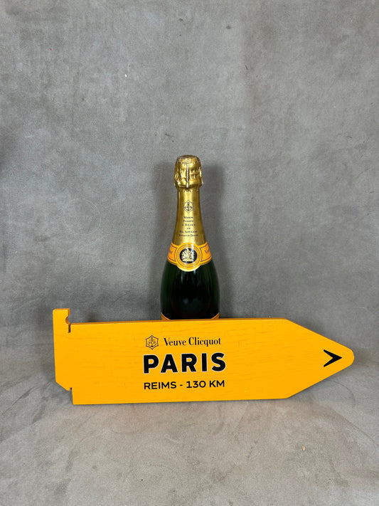 Veuve Clicquot panneau en bois forme de flèche Paris Année 1990