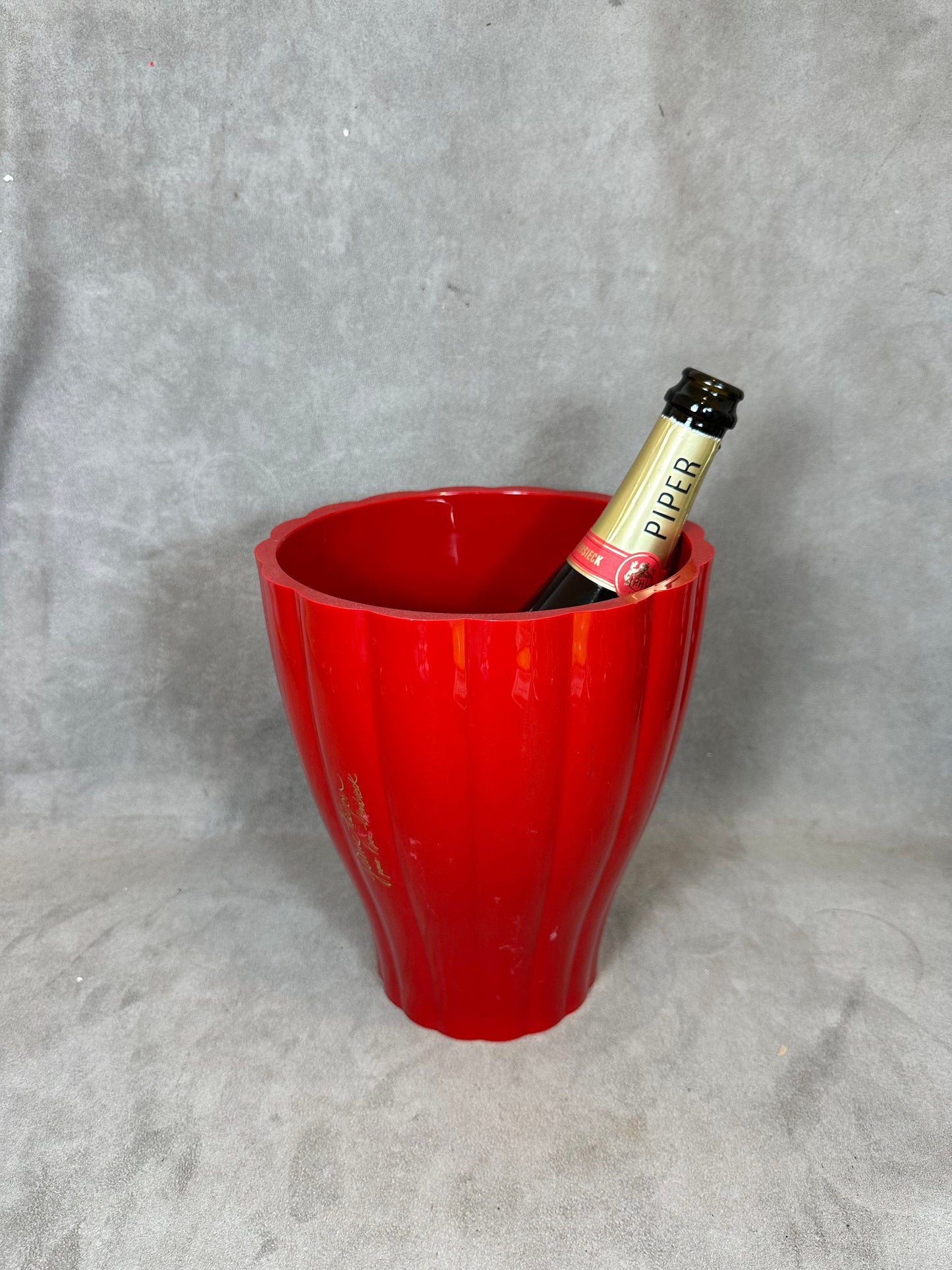 Seau à champagne en en plastique rouge Jaime Hayon design vintage Piper-Heidsieck  Années 1990