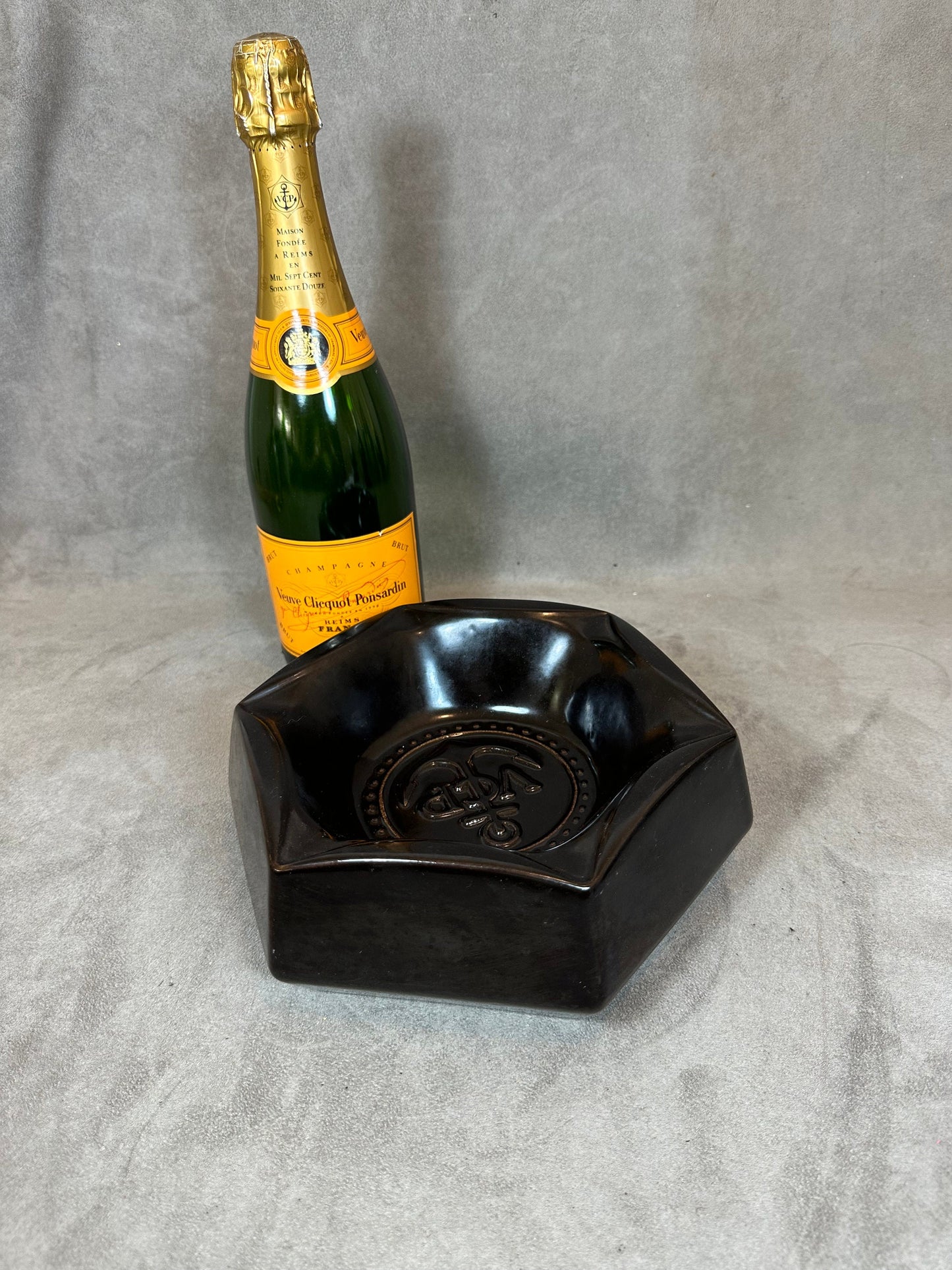 SELTENER, prächtiger Aschenbecher von Veuve Clicquot aus brauner Vintage-Keramik. Hergestellt in Frankreich