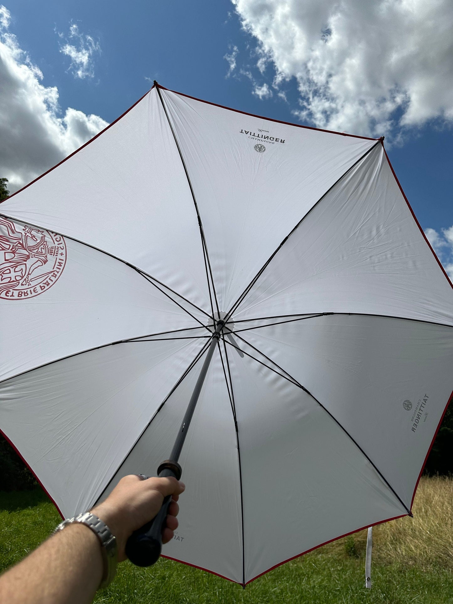 SELTENER Taittinger-Regenschirm aus weißem und rotem Vintage-Polyester. Hergestellt in Frankreich