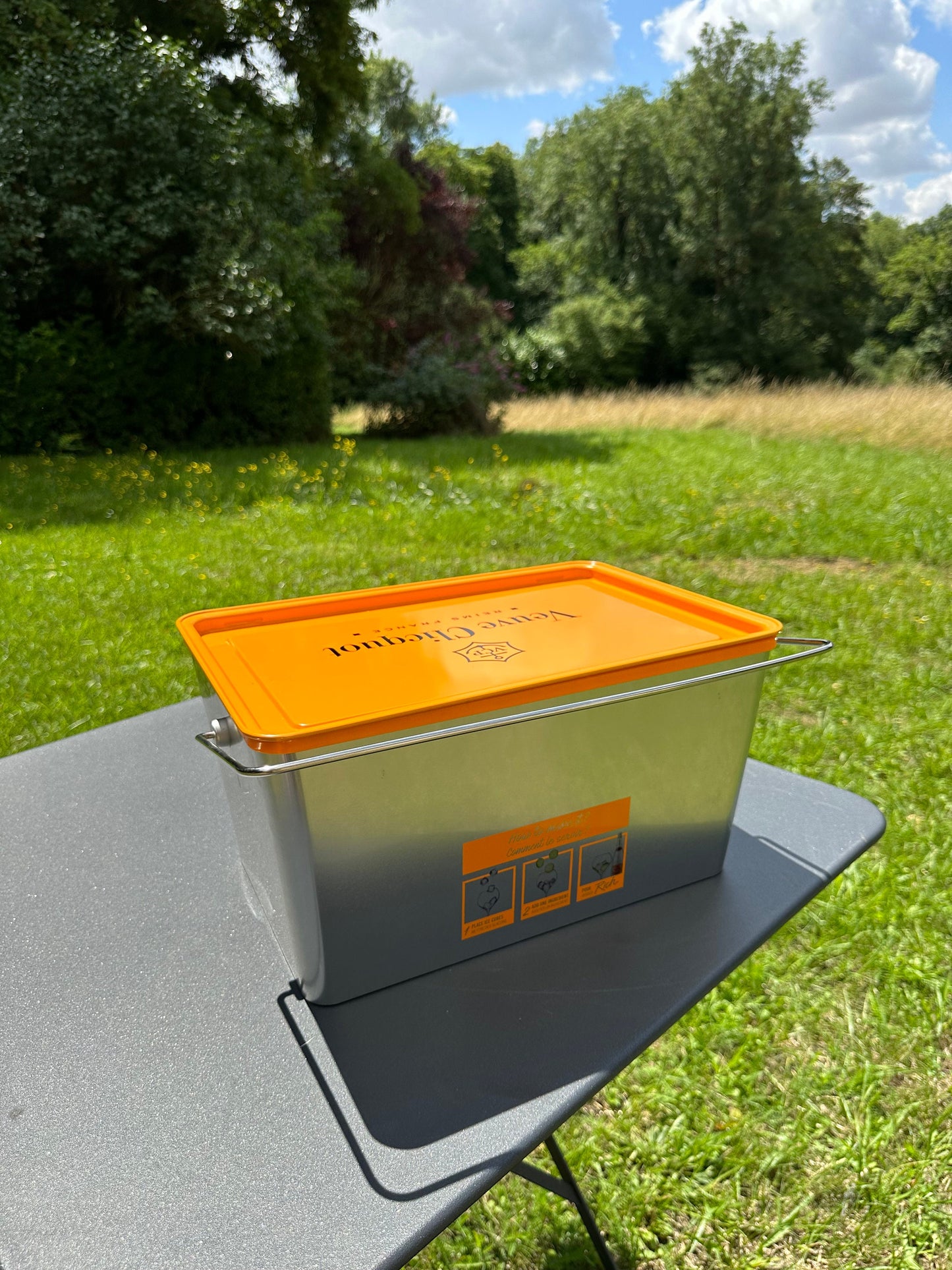 Veuve Clicquot Rich boite en forme de pot de peinture avec sa grille bac à glaçons couvercle plateau orange en metal vintage Années 1990