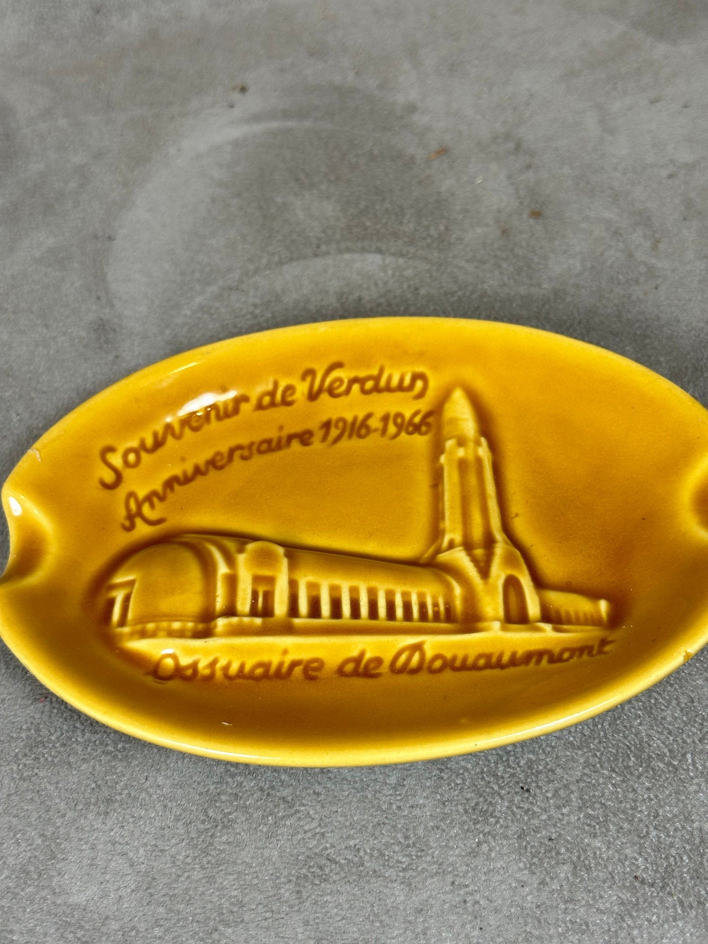 Cendrier en céramique jaune de L'ossuaire de Douaumont Souvenir de verdun Made in France Années 1960