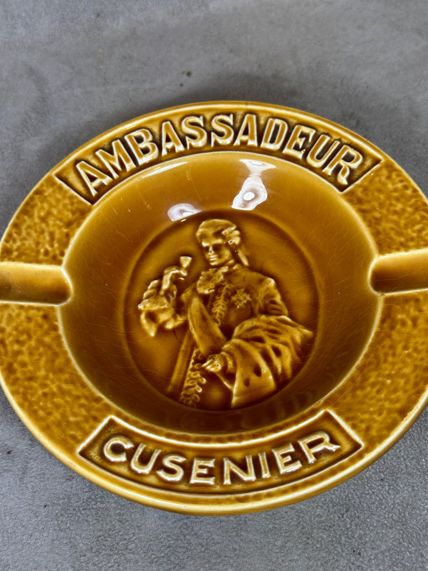 Cendrier en céramique orange vintage Ambassadeur Cusenier Made in france Années 1950