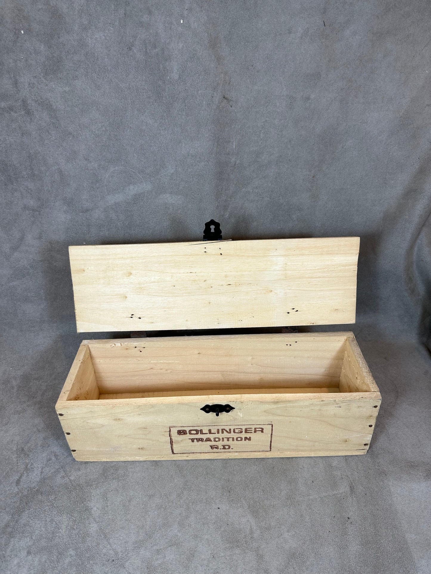 Caisse en bois pour  bouteilles de champagne Bollinger Made in France Années 1960
