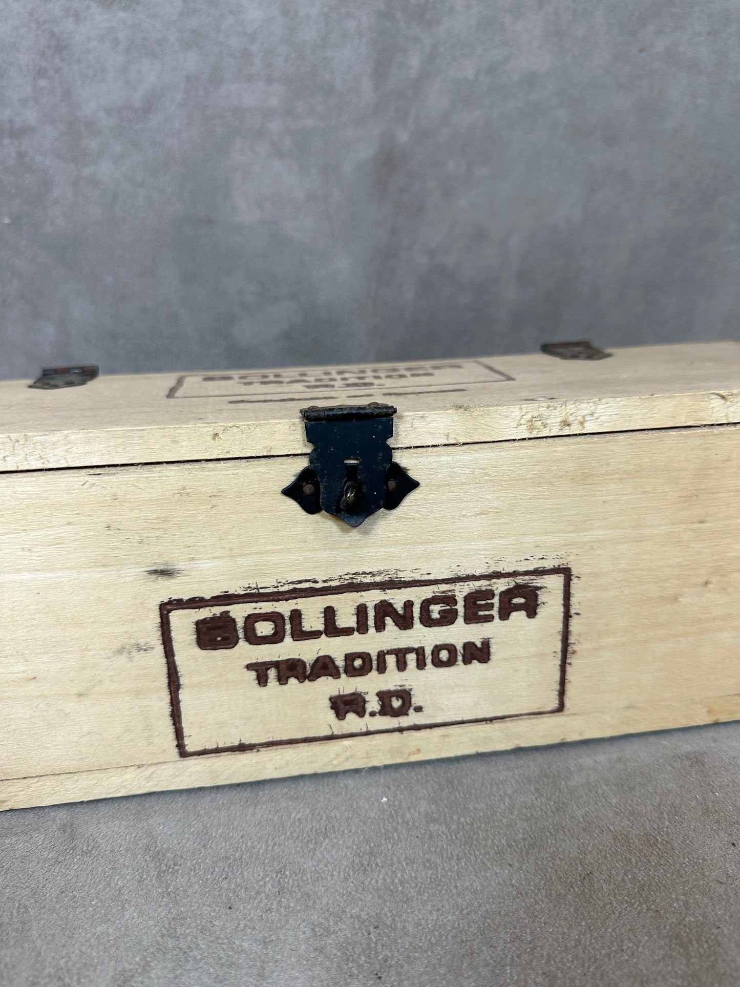 Caisse en bois pour  bouteilles de champagne Bollinger Made in France Années 1960