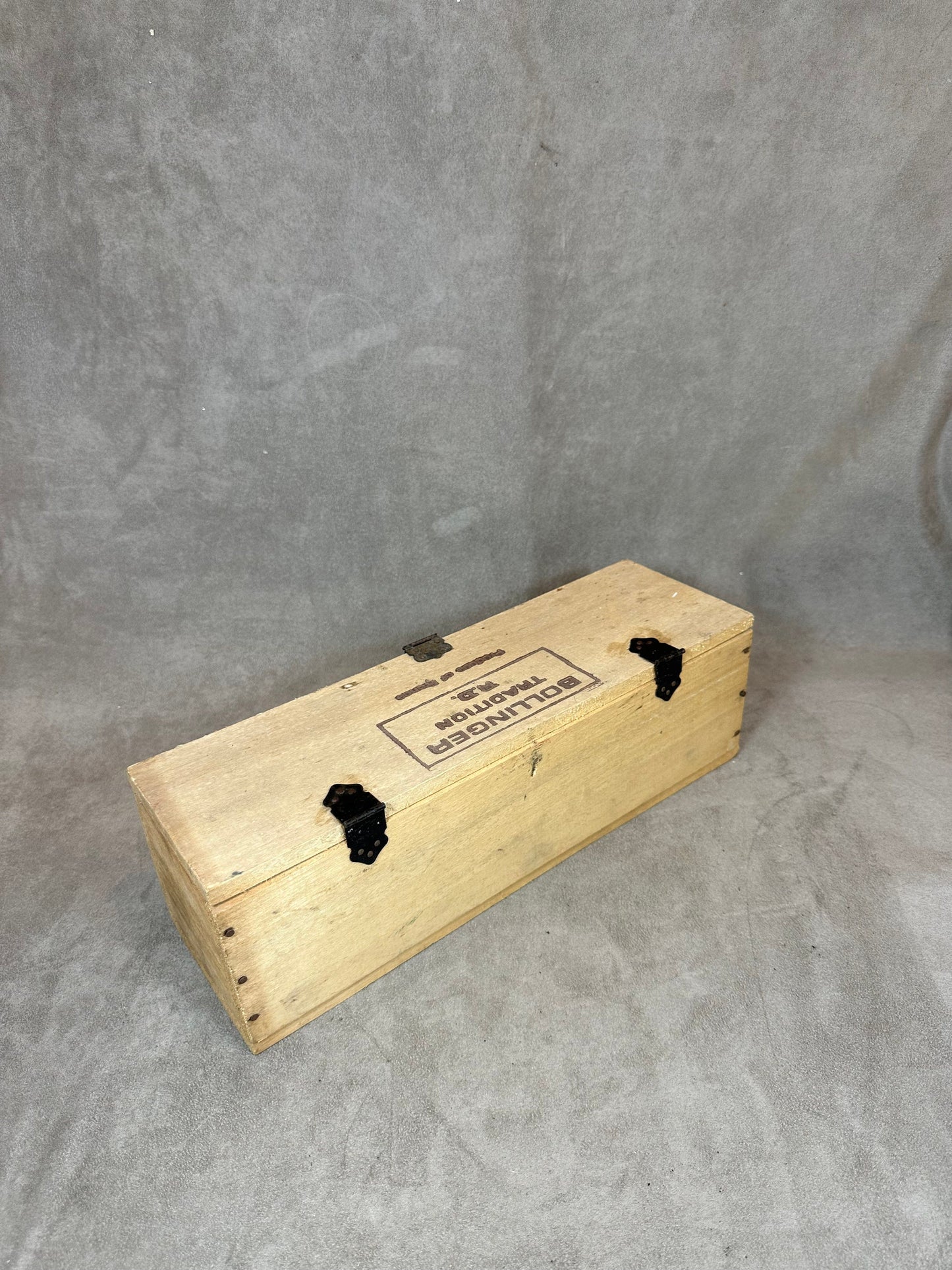 Caisse en bois pour  bouteilles de champagne Bollinger Made in France Années 1960