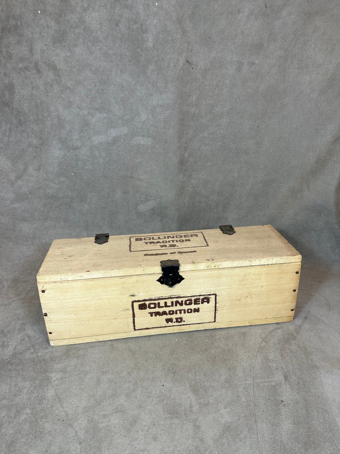 Caisse en bois pour  bouteilles de champagne Bollinger Made in France Années 1960