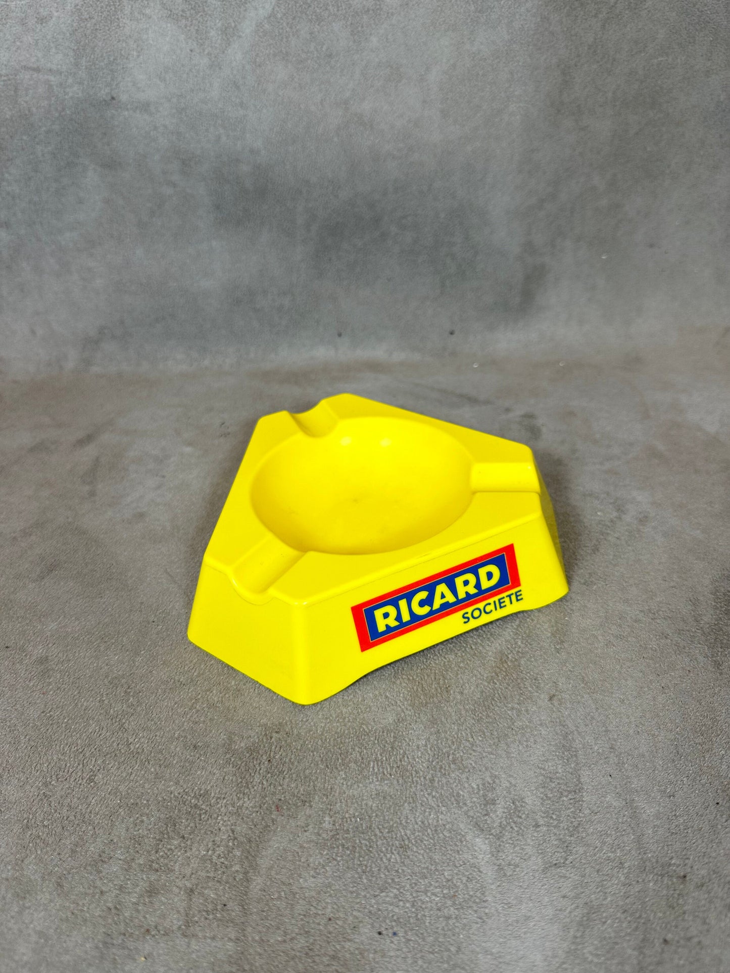 Ricard cendrier de bar triangulaire publicitaire jaune en plastique Vintage 1960