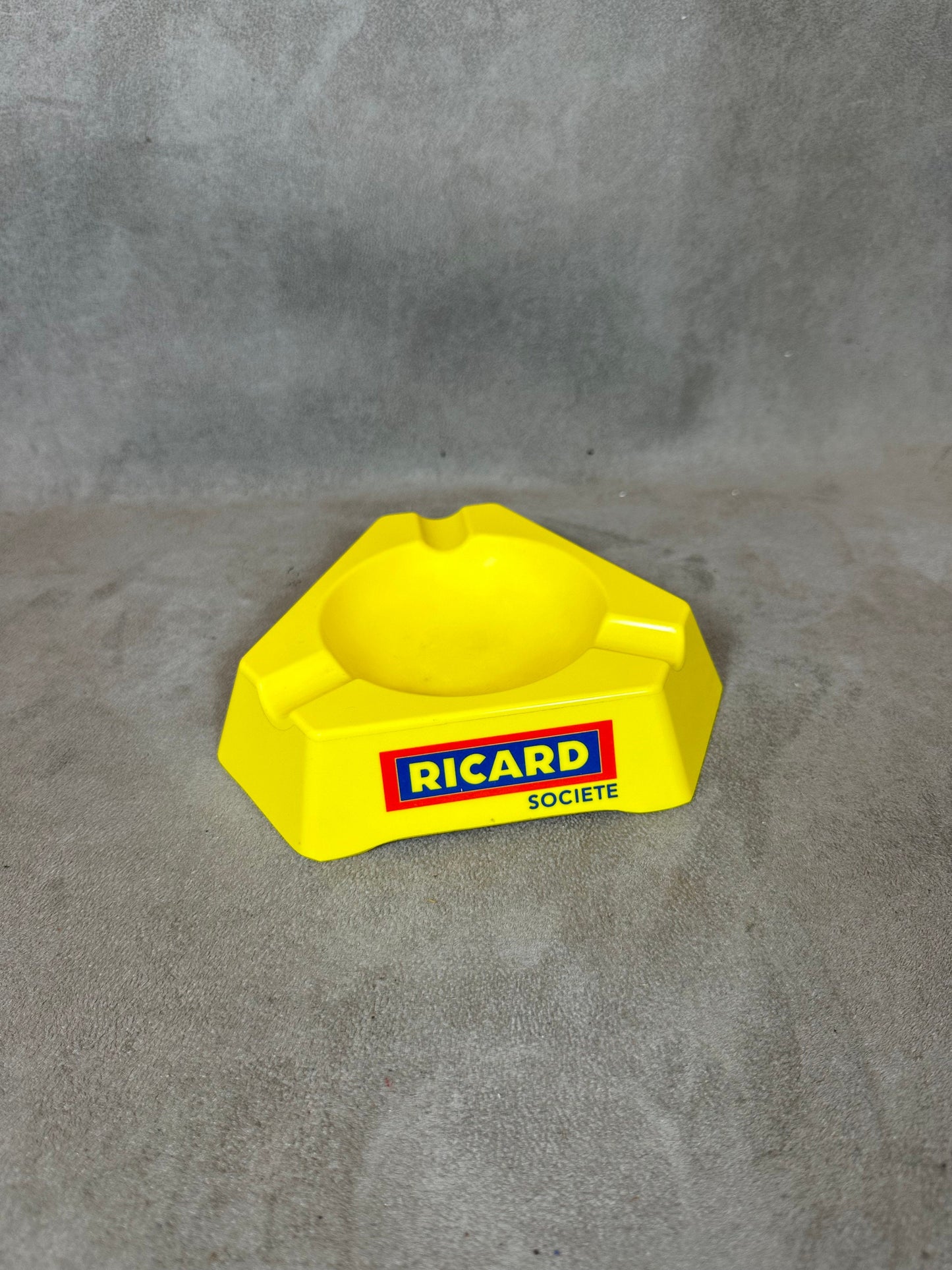 Ricard cendrier de bar triangulaire publicitaire jaune en plastique Vintage 1960