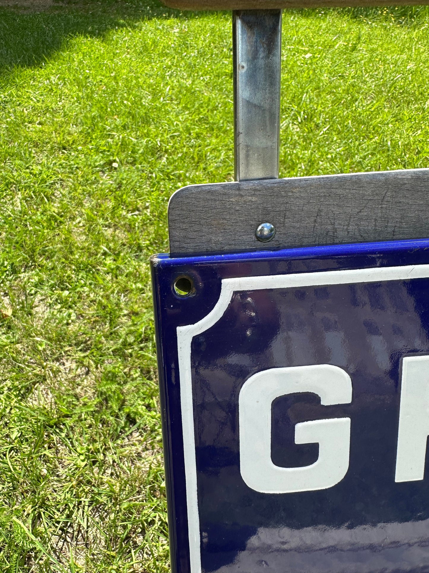 SELTENES französisches Vintage-Straßenschild „GRANDE RUE“ aus blau emailliertem Blech. Hergestellt in Frankreich 1950