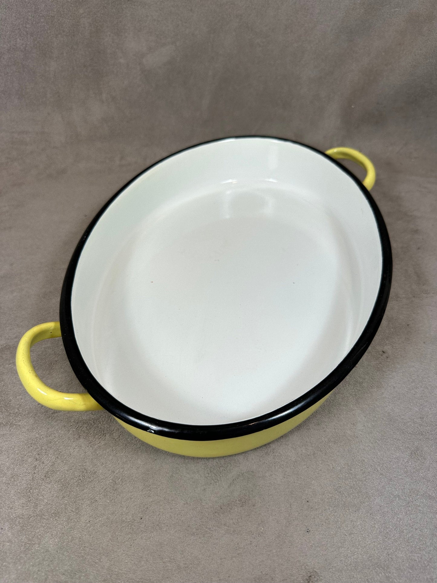Set de 4 plats en tôle émaillée jaune de différentes tailles vintage Made in France 1970