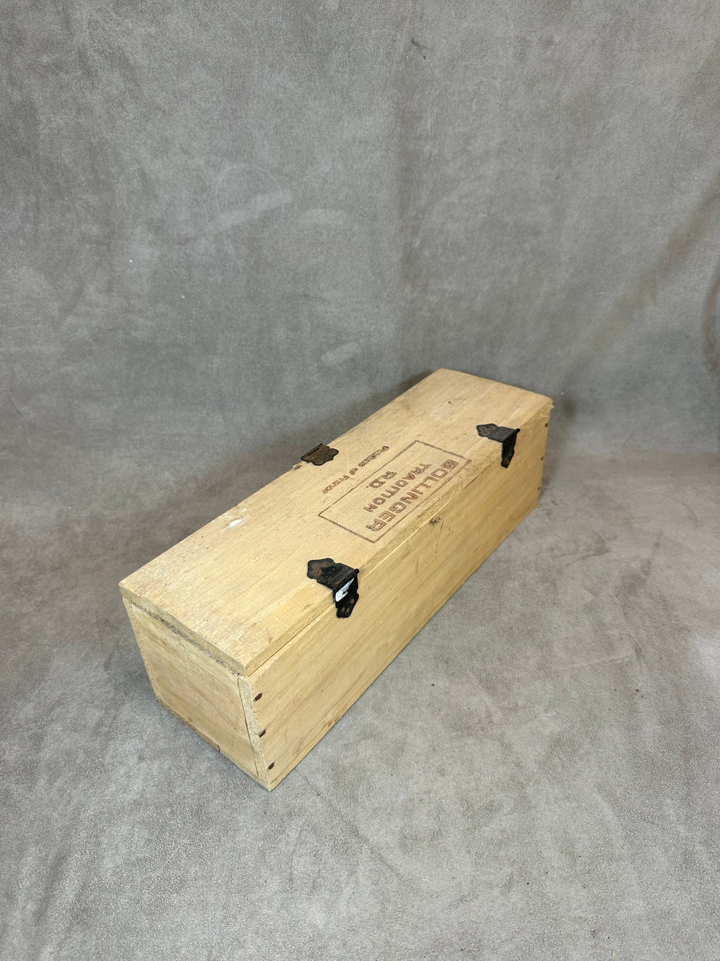 Caisse en bois pour  bouteilles de champagne Bollinger Made in France Années 1960