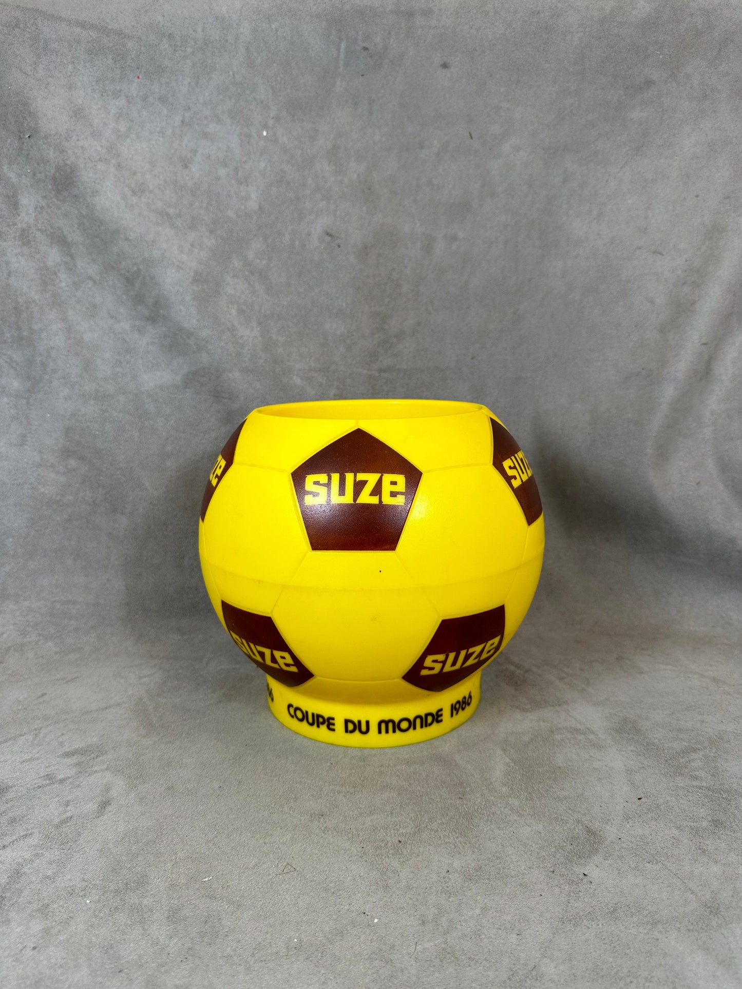 RARE Seau à glaçons en plastique jaune Suze en forme de ballon Coupe du Monde 1986