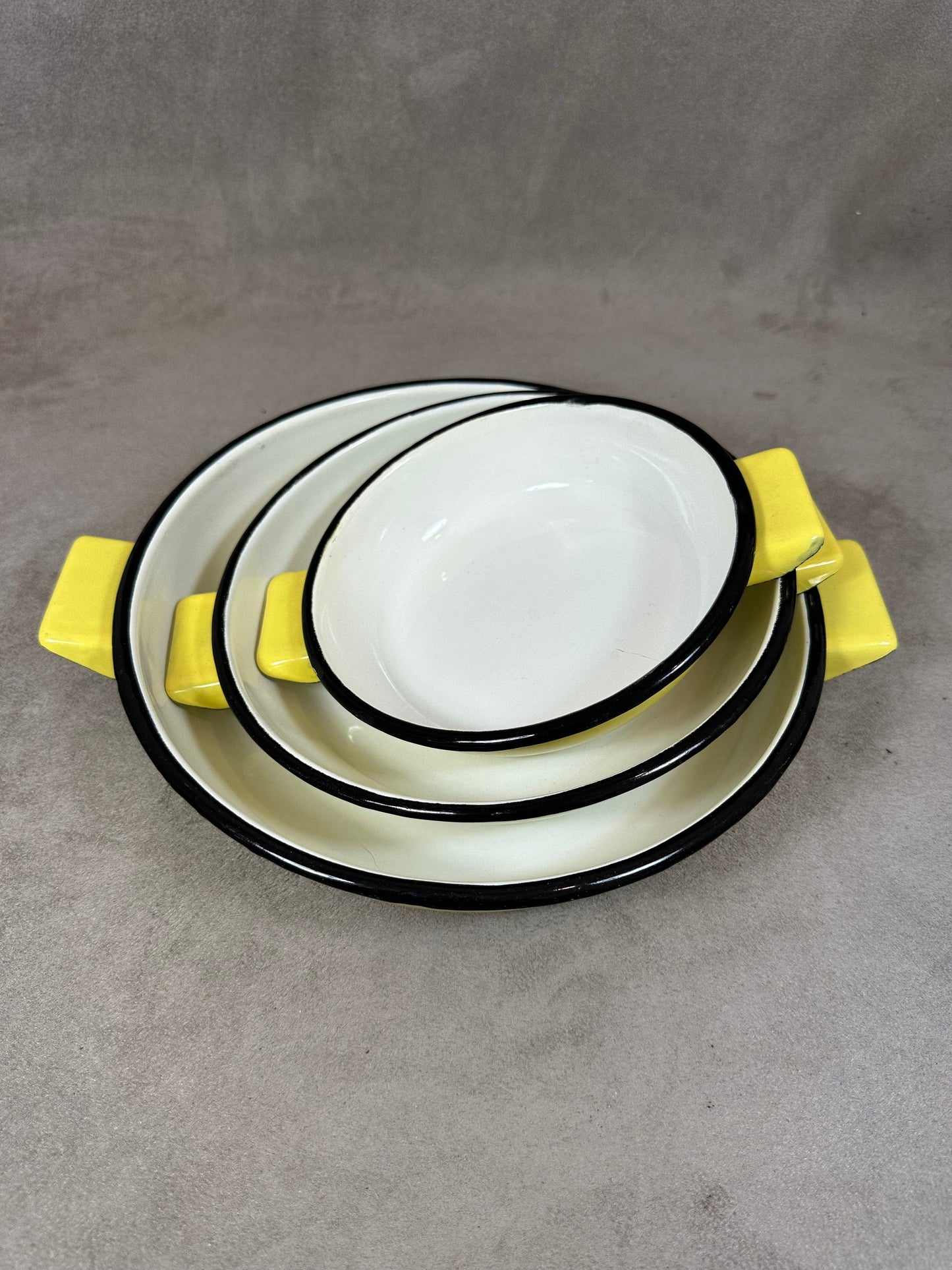 Set de 4 plats en tôle émaillée jaune de différentes tailles vintage Made in France 1970