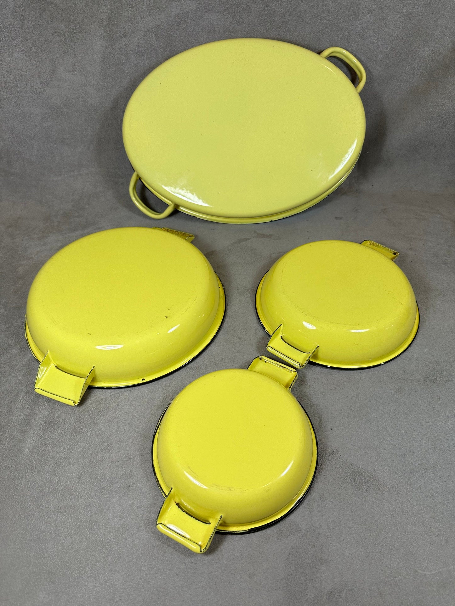 Set de 4 plats en tôle émaillée jaune de différentes tailles vintage Made in France 1970