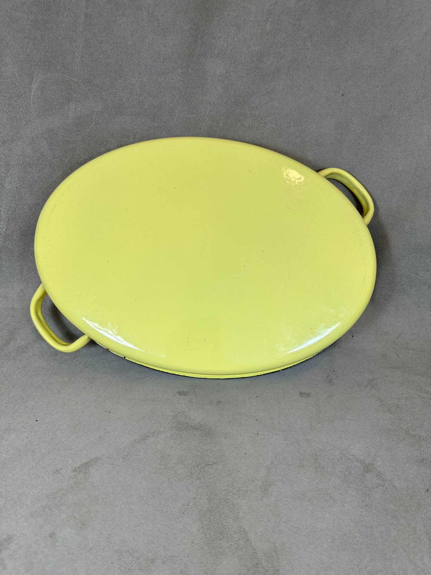 Set de 4 plats en tôle émaillée jaune de différentes tailles vintage Made in France 1970