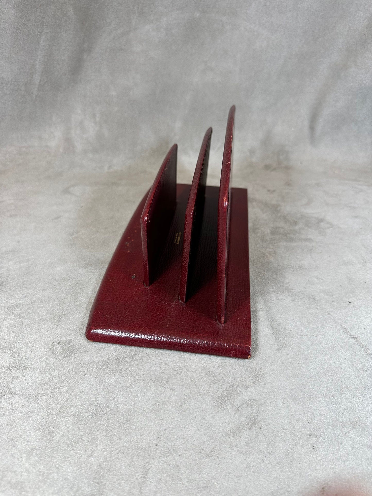 Porte lettre trieur Le Tanneur en cuir rouge bordeaux vintage Made in France 1970