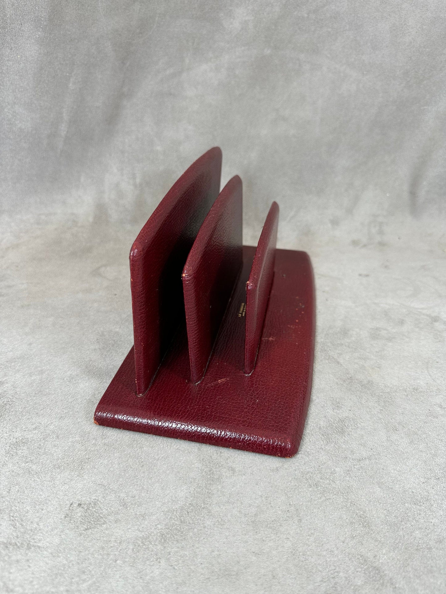 Porte lettre trieur Le Tanneur en cuir rouge bordeaux vintage Made in France 1970