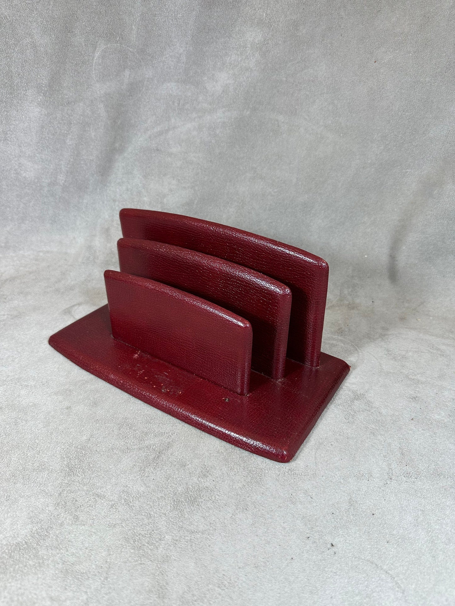 Porte lettre trieur Le Tanneur en cuir rouge bordeaux vintage Made in France 1970
