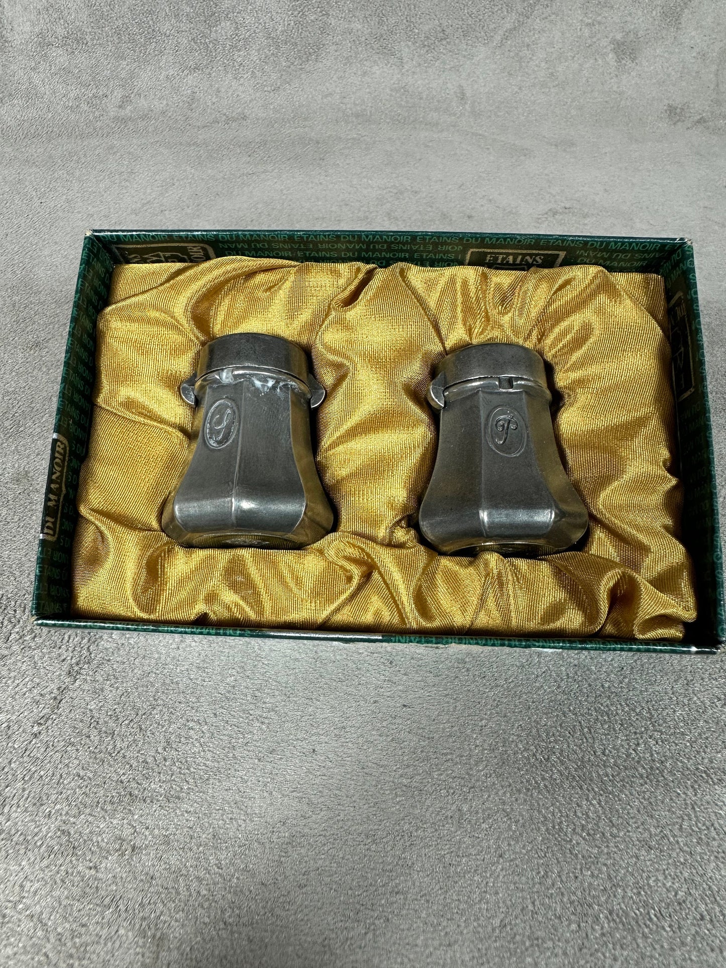 Set of 2 Etains du Manoir salt cellars in solid pewter in original box Made in France 1950s