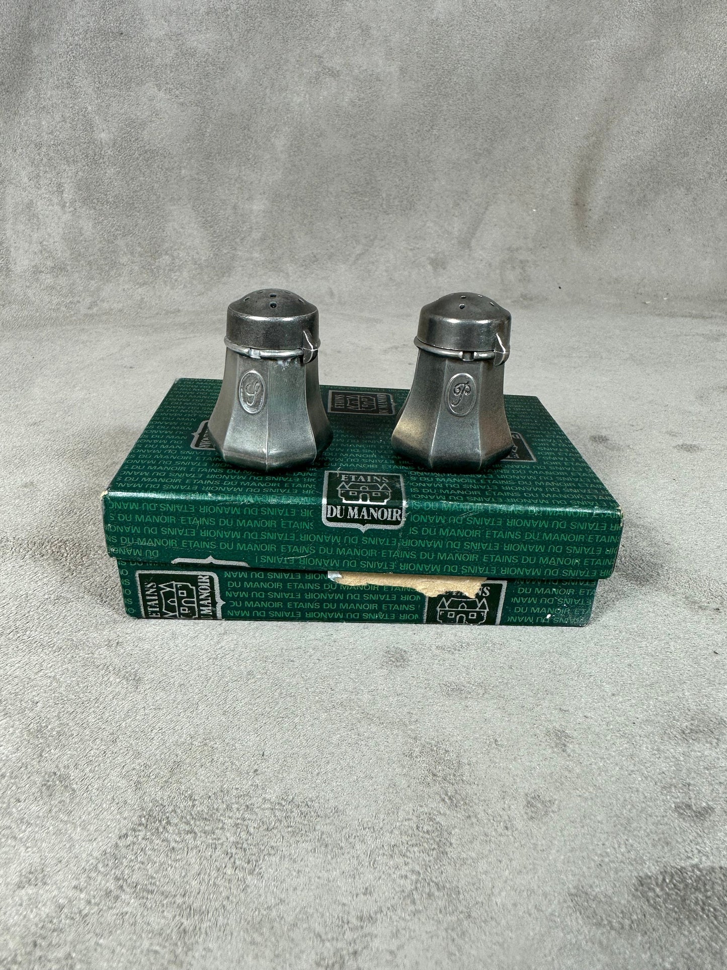 Set of 2 Etains du Manoir salt cellars in solid pewter in original box Made in France 1950s