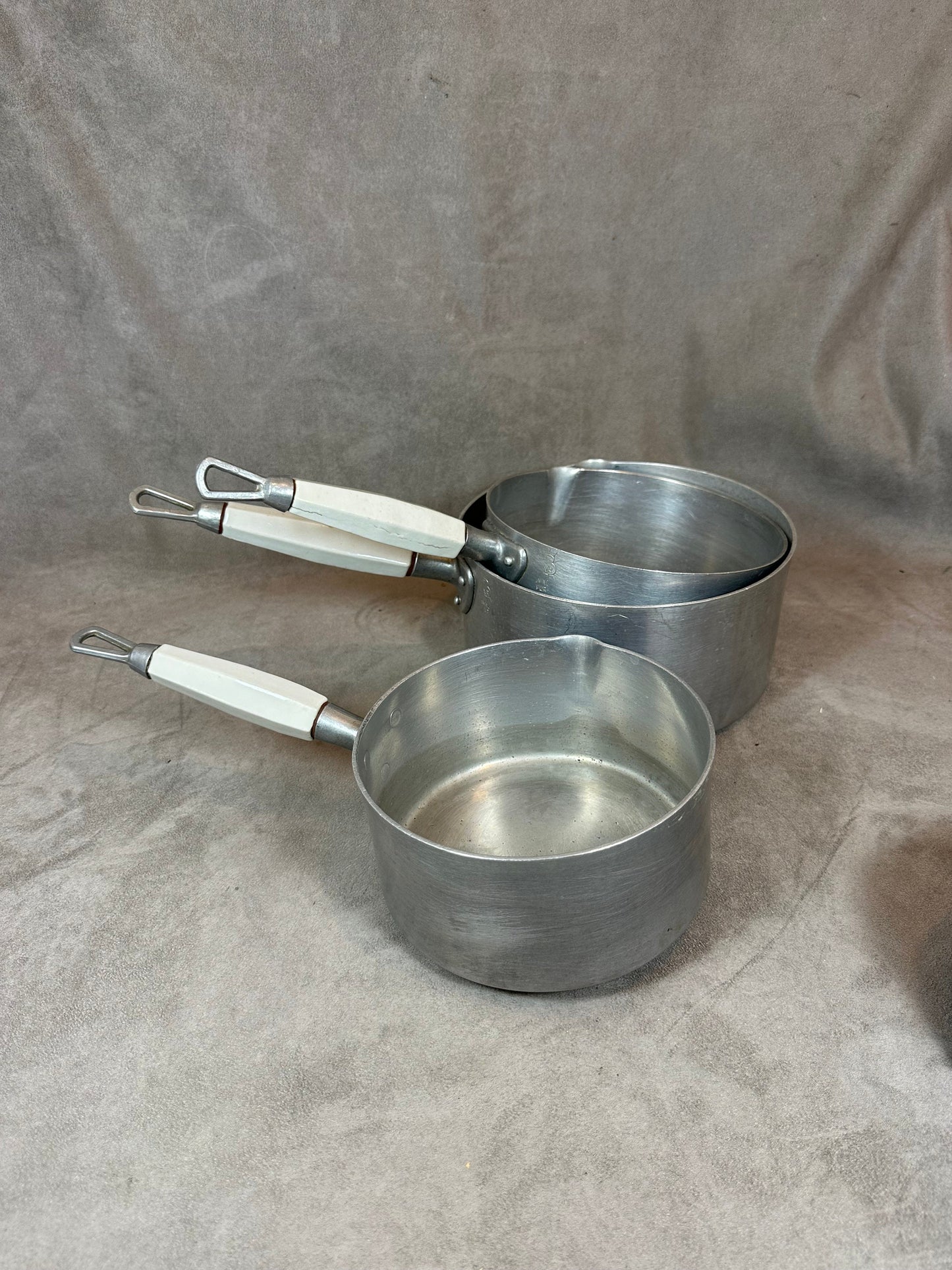 RARE Batterie de cuisine de 5 casseroles en aluminium avec manche en porcelaine vintage Made in France 1950