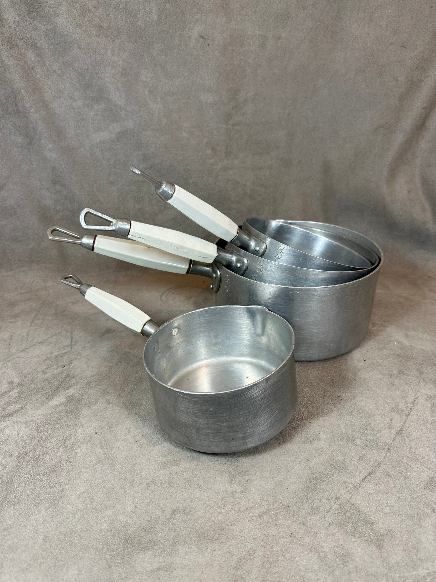 RARE Batterie de cuisine de 5 casseroles en aluminium avec manche en porcelaine vintage Made in France 1950