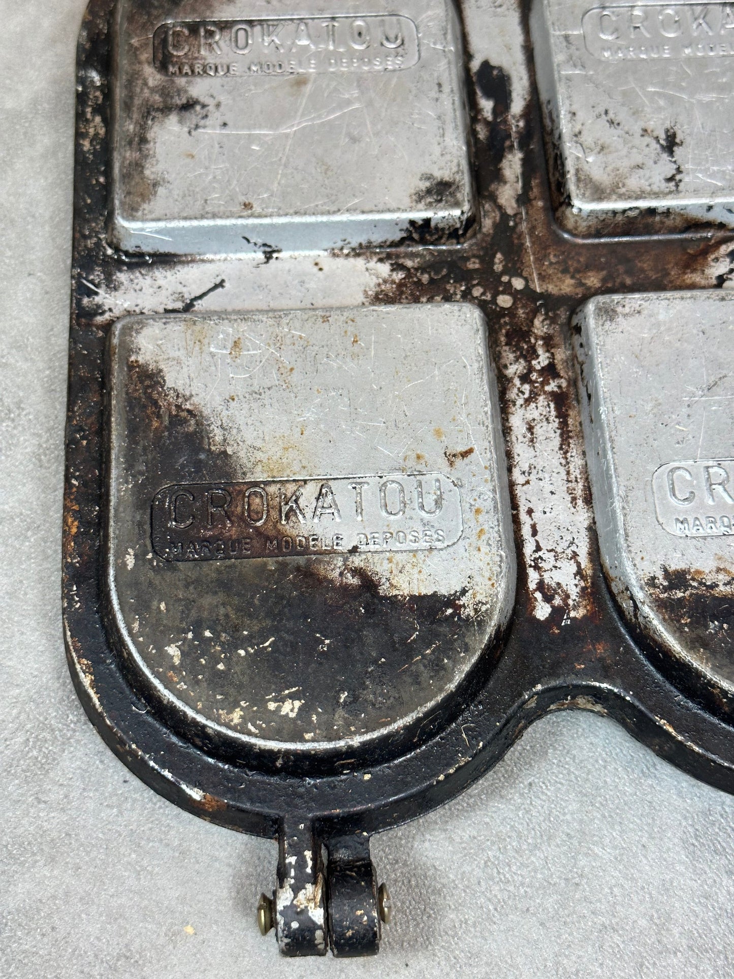 Appareil à croque-monsieur CROKATOU plaques en fonte d'aluminium avec poignées en bois toasteur ancien Vintage Made in France 1970