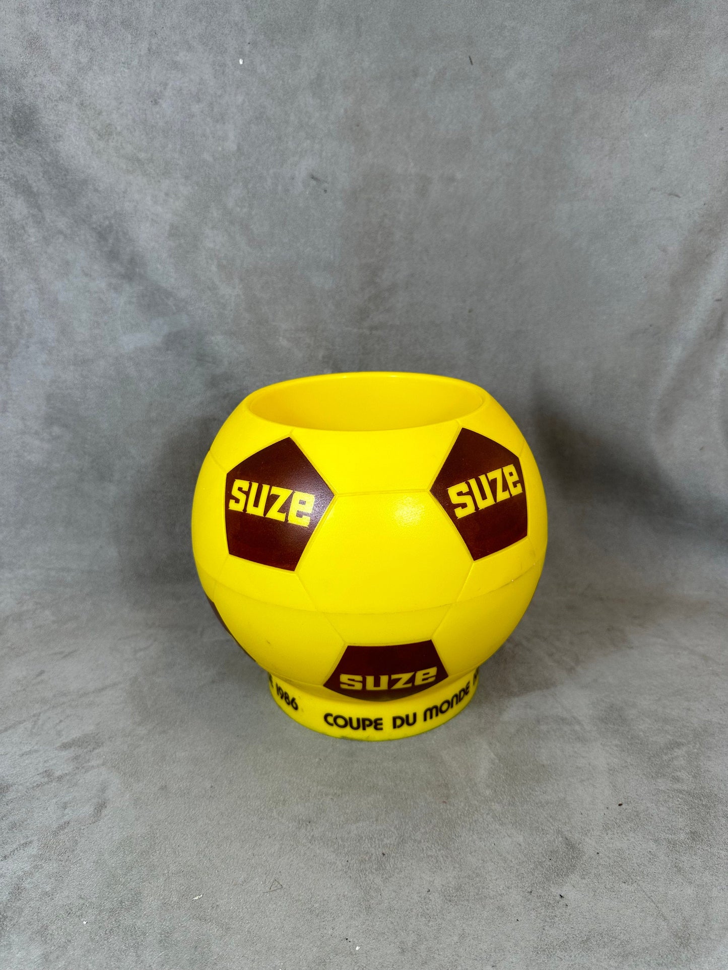 SELTENER gelber Eiskübel aus Kunststoff von Suze in Form eines WM-Balls von 1986