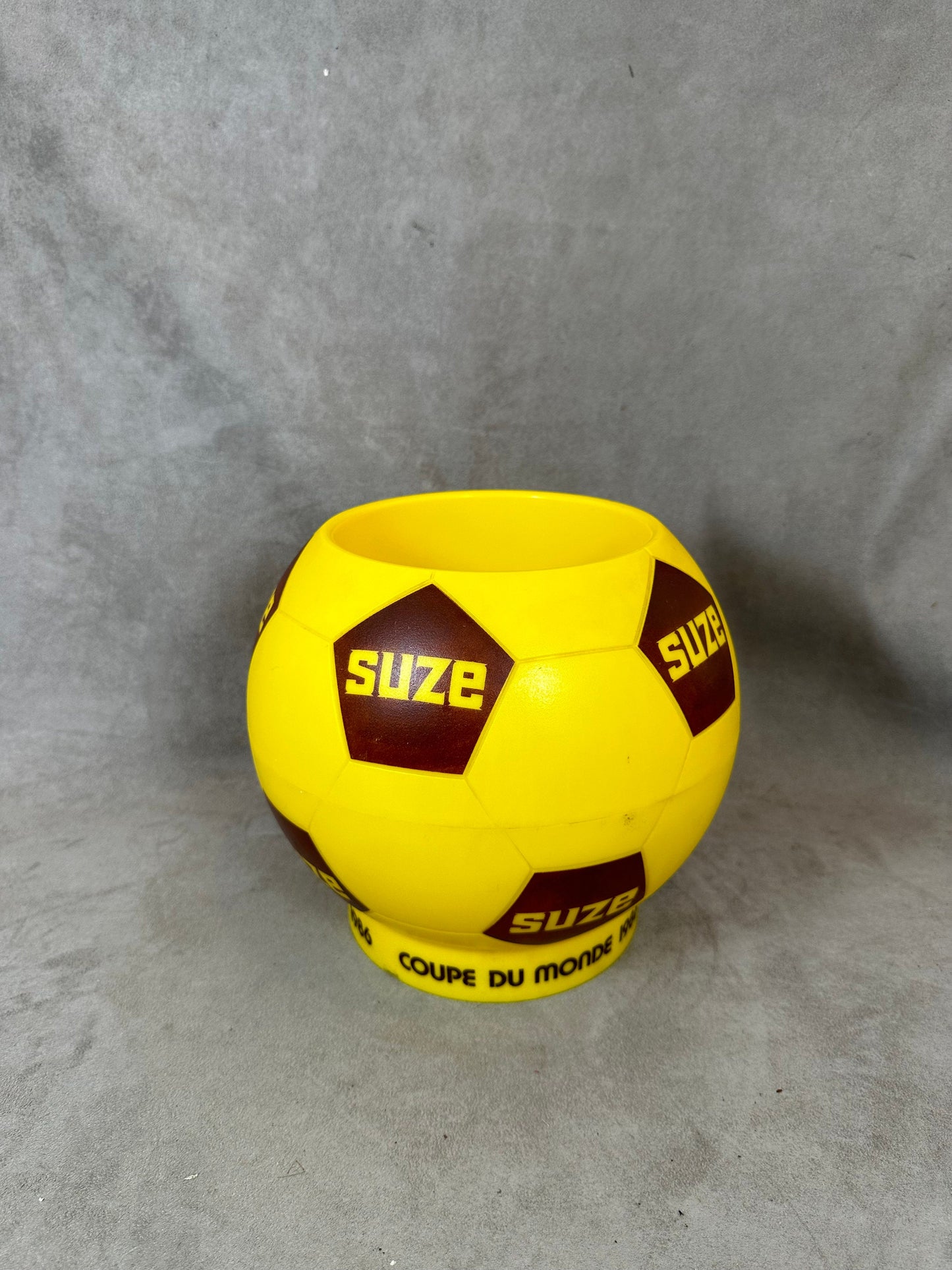 RARE Seau à glaçons en plastique jaune Suze en forme de ballon Coupe du Monde 1986